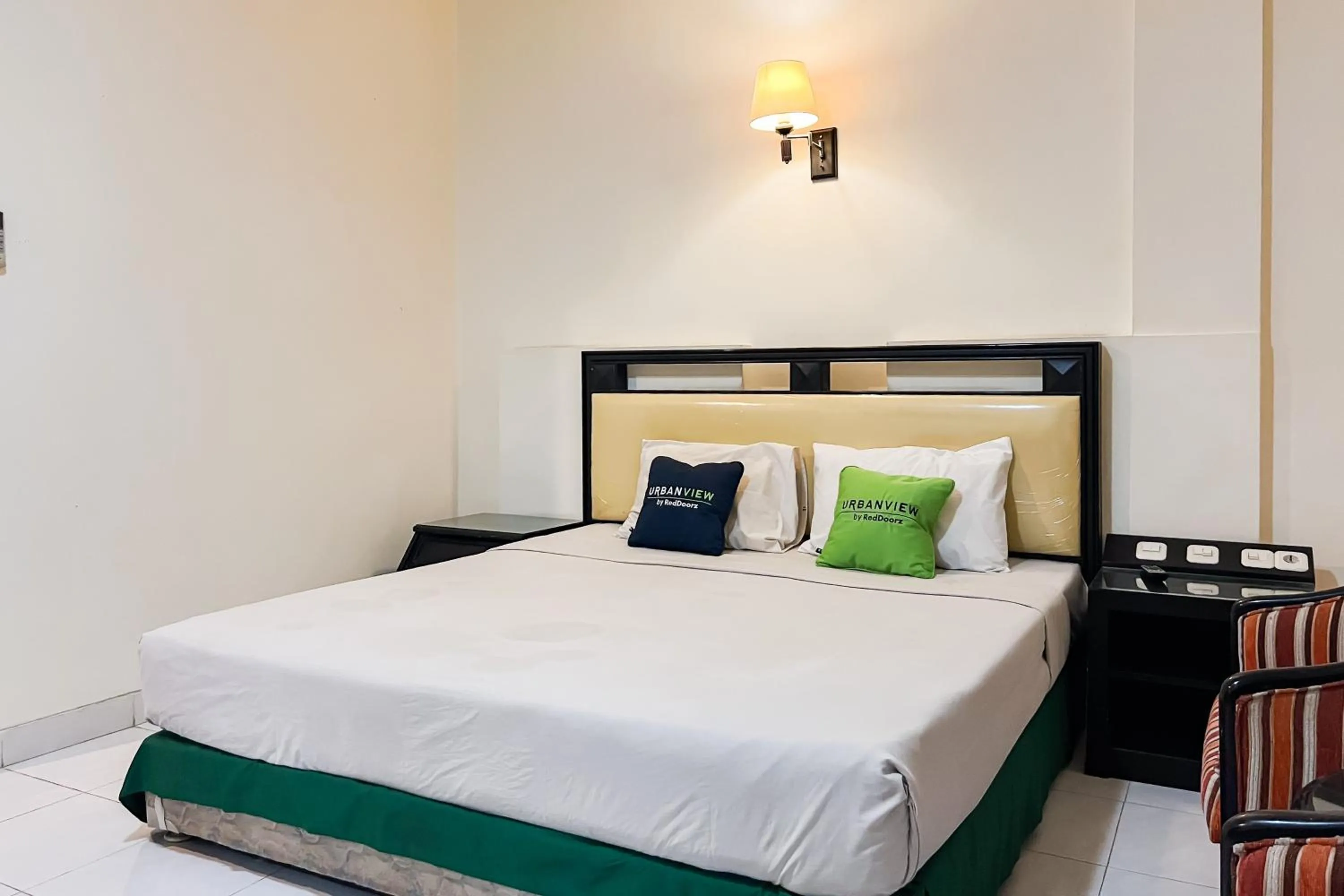 Bedroom, Bed in Urbanview Hotel Yasmin Makassar by RedDoorz