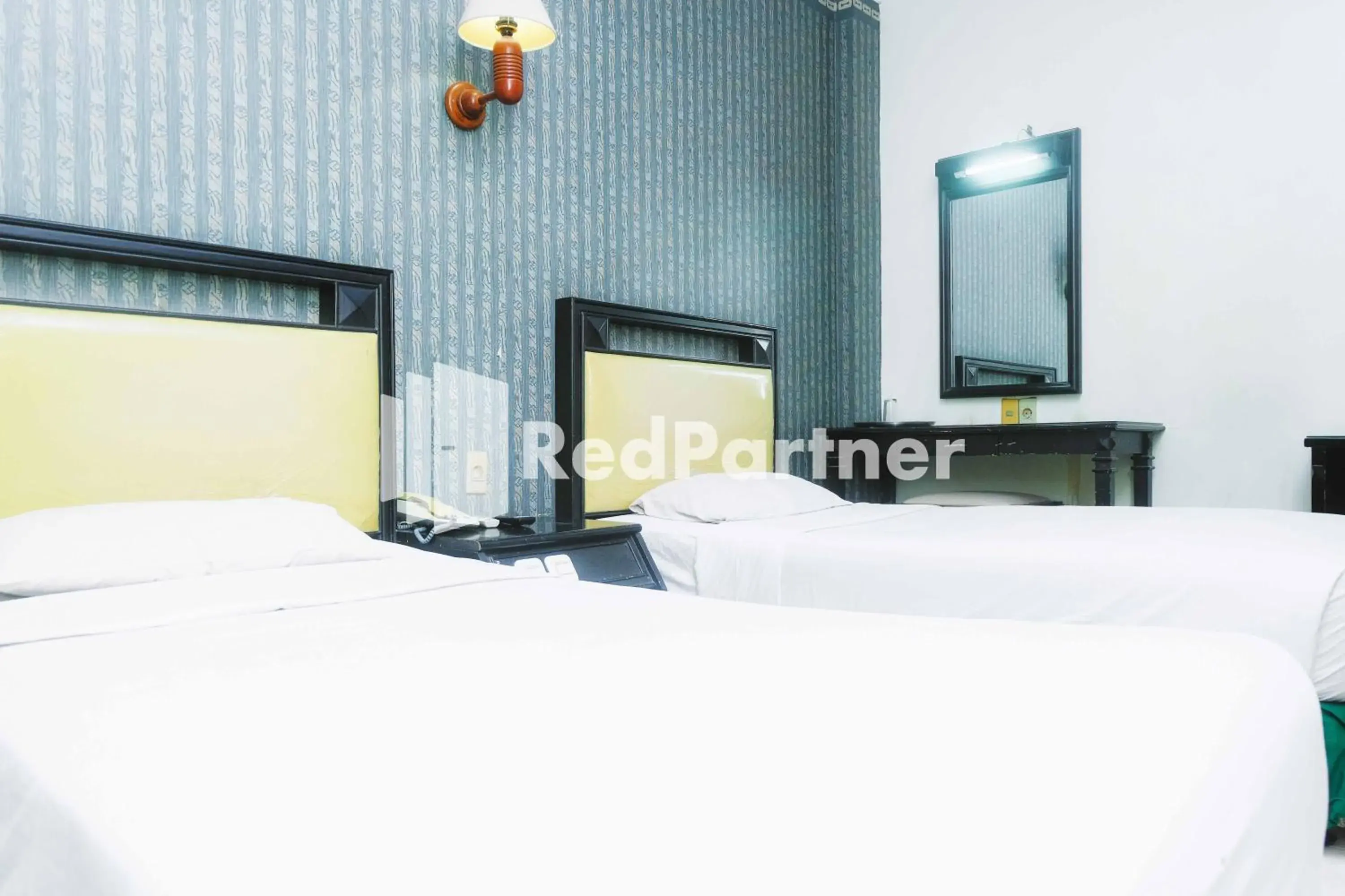 Bedroom, Bed in Hotel Yasmin Makassar RedPartner