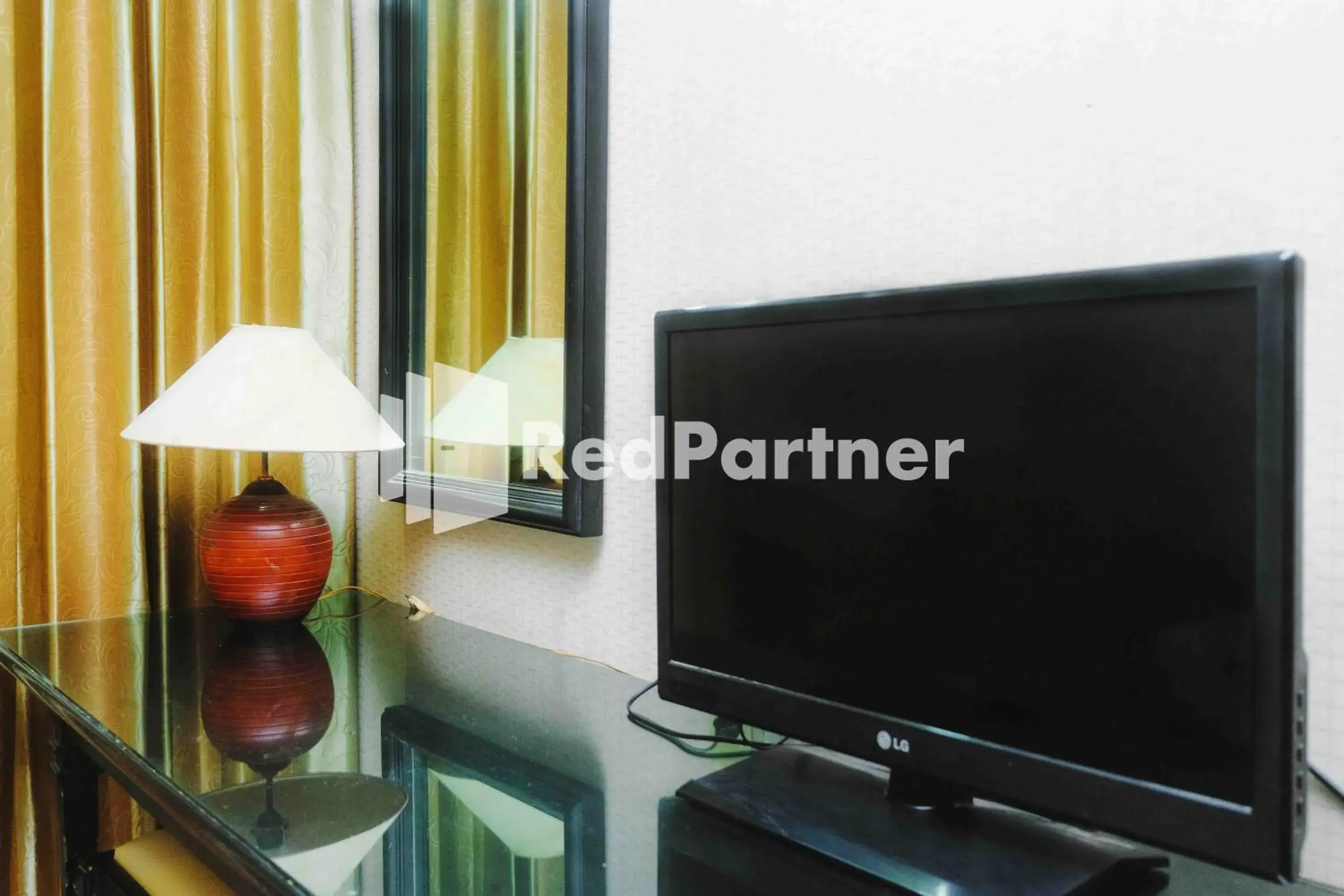 Bedroom, TV/Entertainment Center in Hotel Yasmin Makassar RedPartner