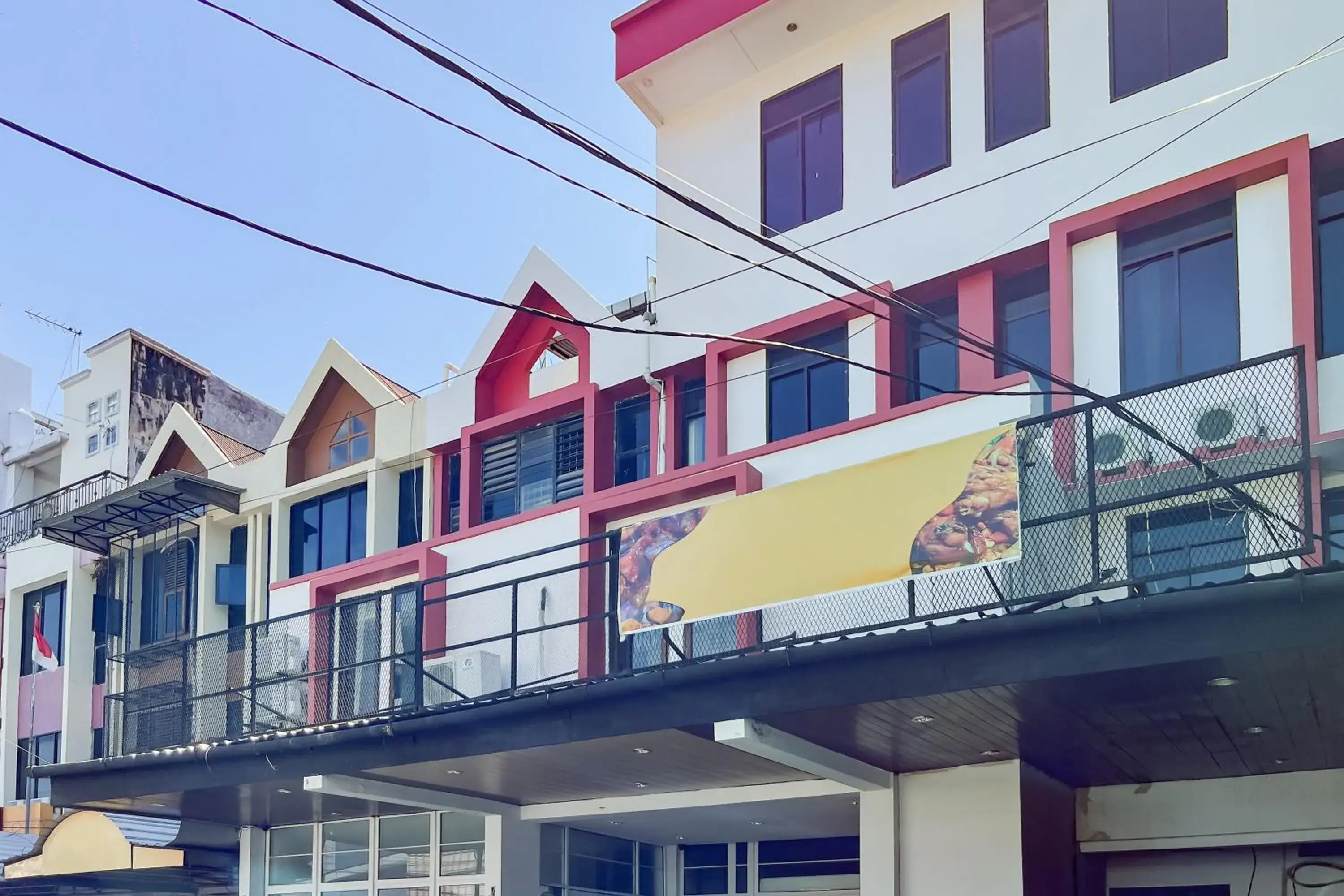 Facade/entrance in Urbanview Hotel Yasmin Makassar by RedDoorz Facade/entrance in Urbanview Hotel Yasmin Makassar by RedDoorz