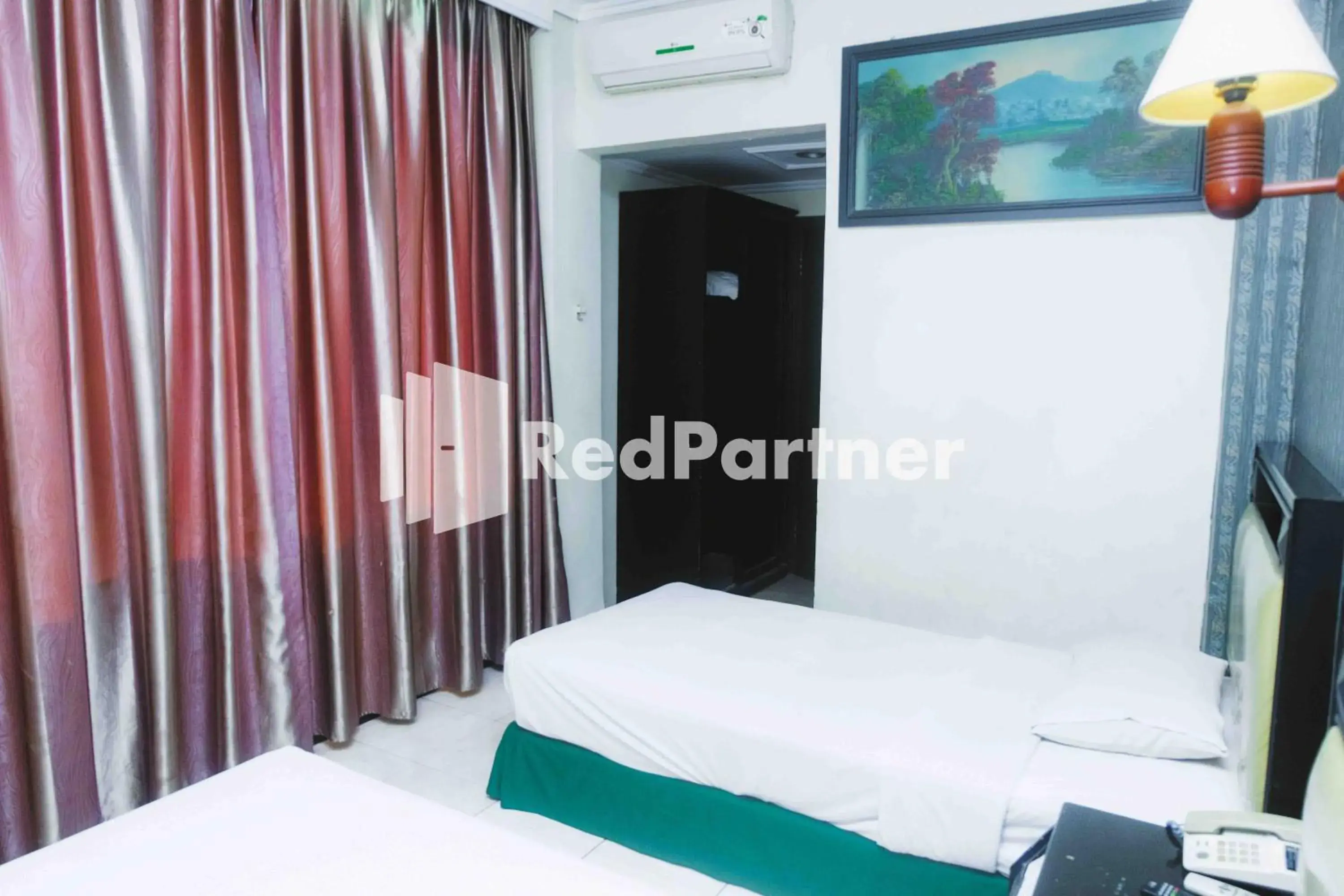 Bedroom, Bed in Hotel Yasmin Makassar RedPartner