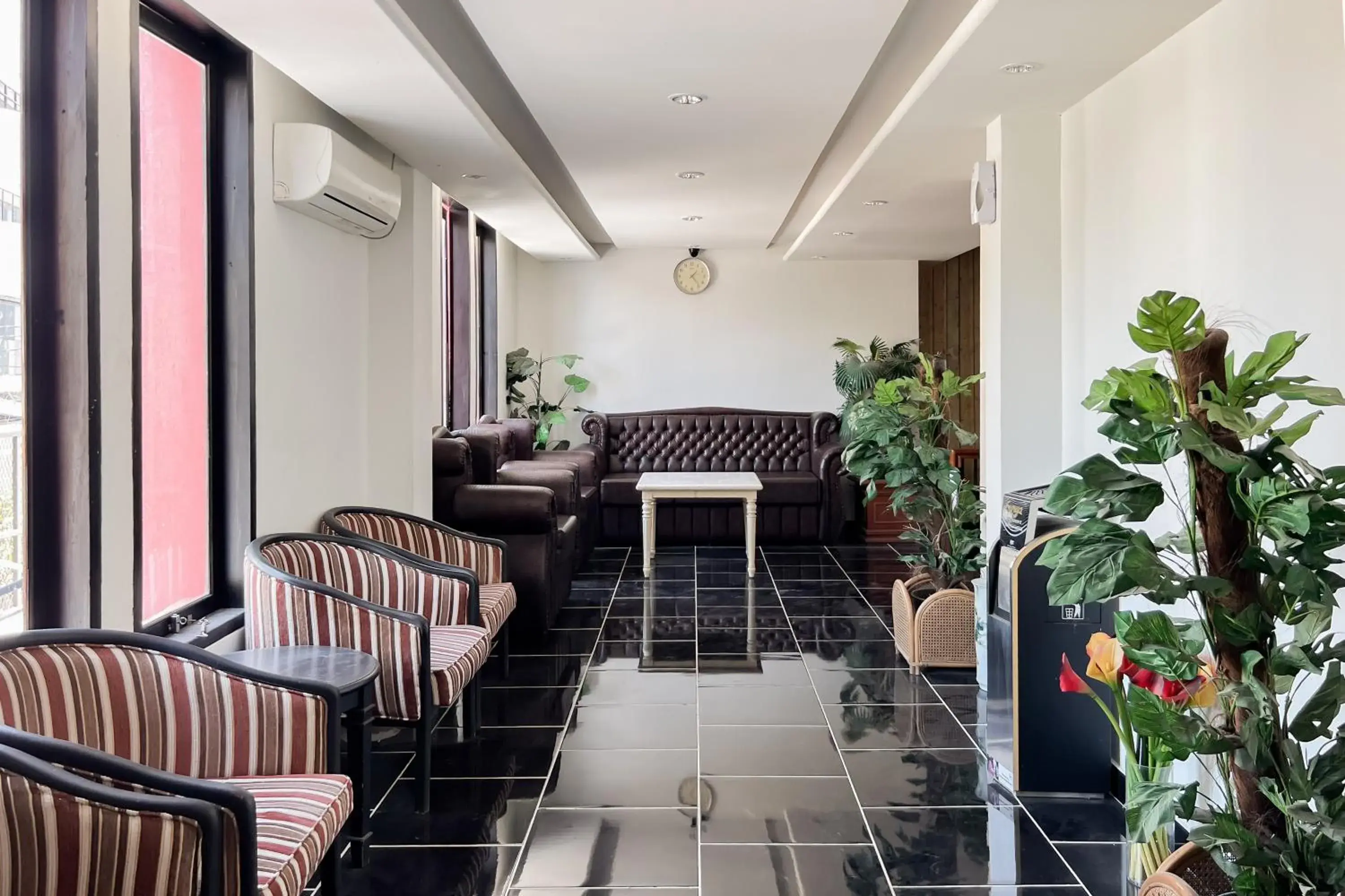 Seating area in Urbanview Hotel Yasmin Makassar by RedDoorz Seating area in Urbanview Hotel Yasmin Makassar by RedDoorz