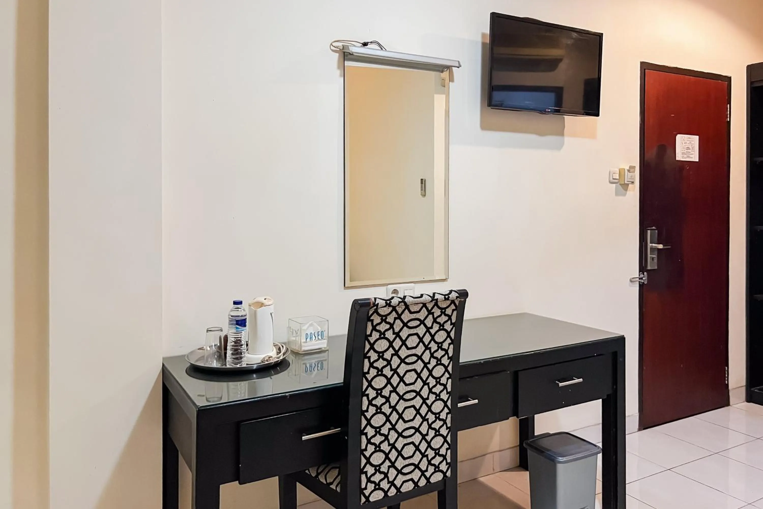 Seating area in Urbanview Hotel Yasmin Makassar by RedDoorz