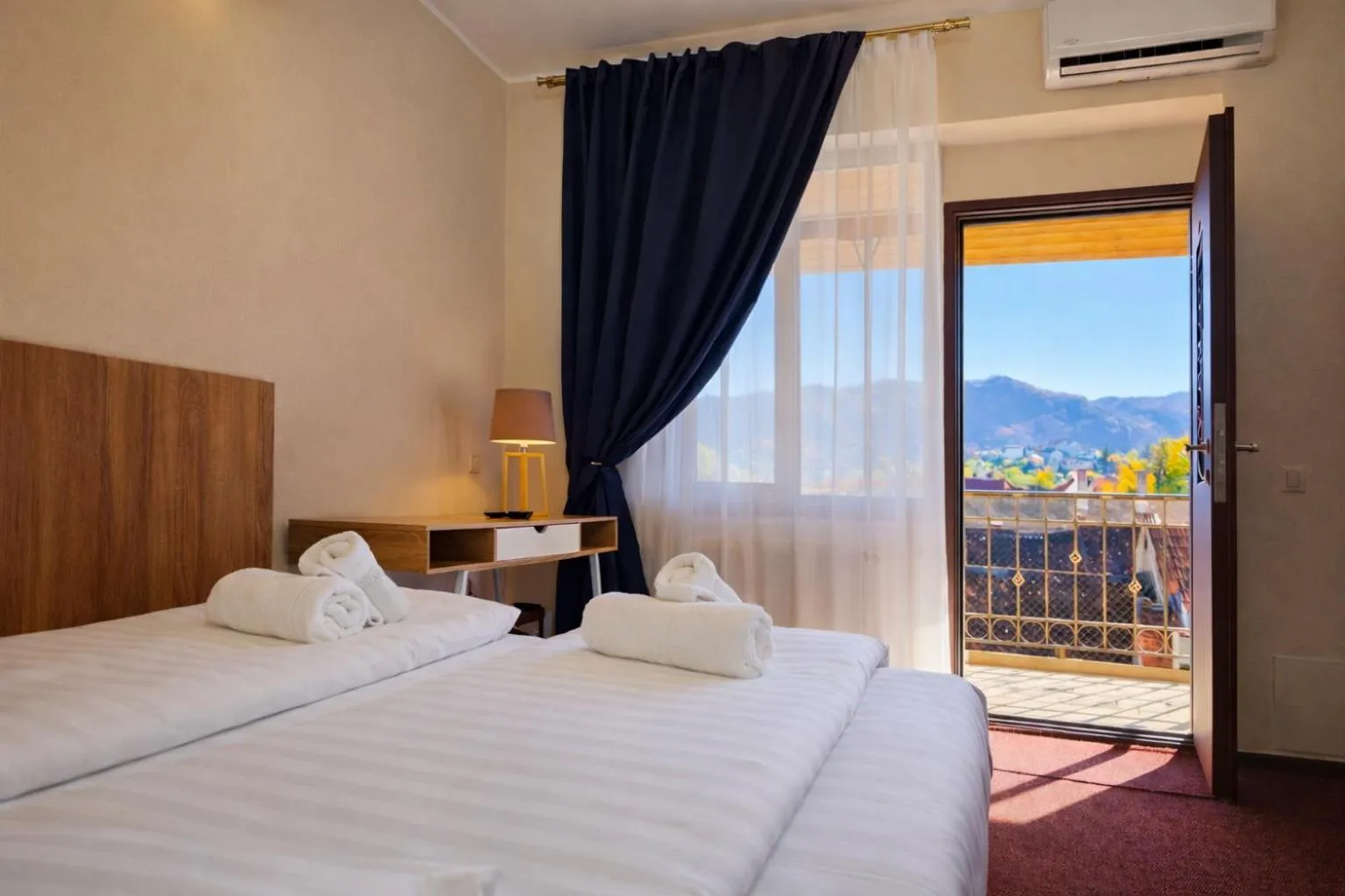 Mountain view, Bed in Long Street Hotel