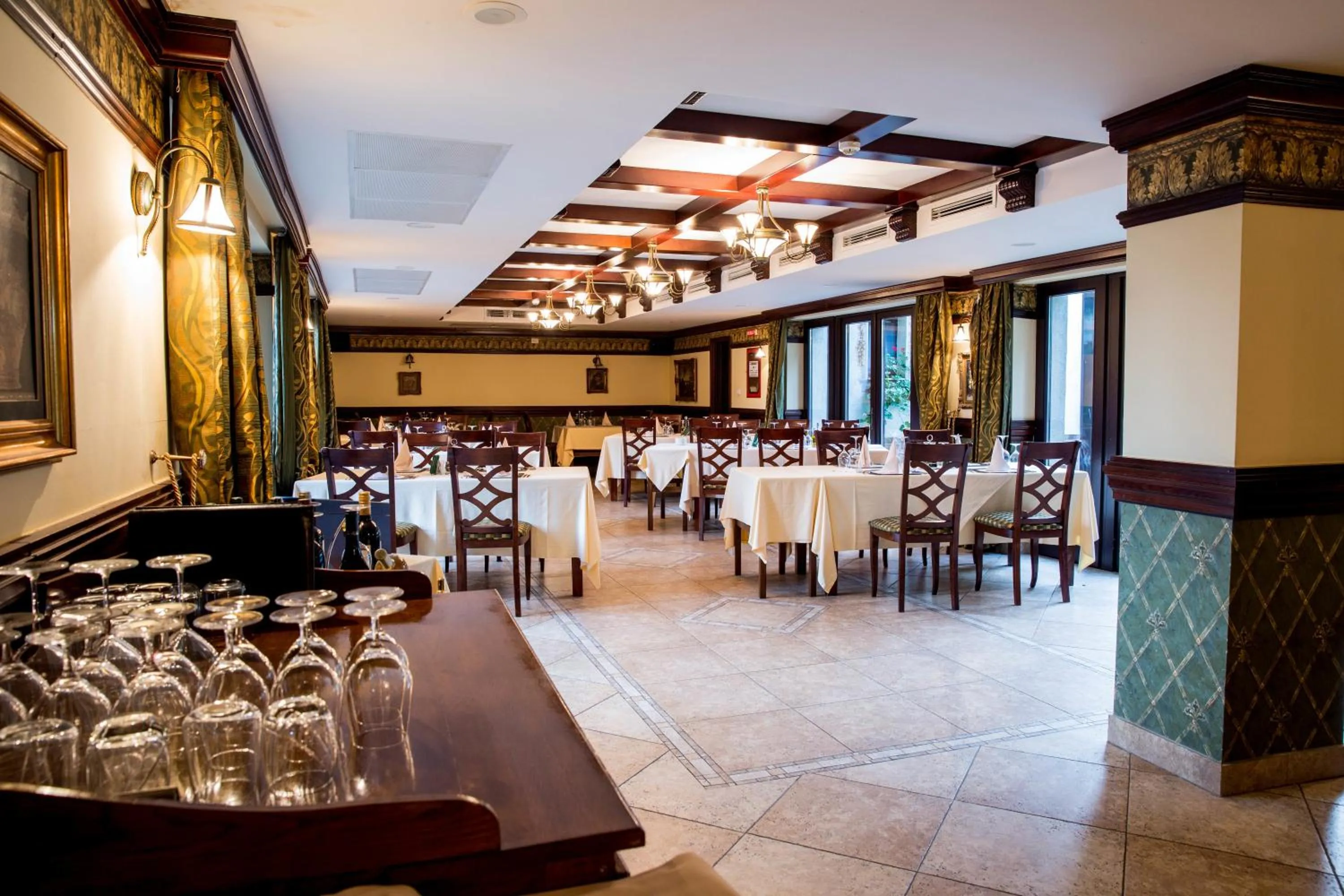 Restaurant/places to eat in Hotel Stejarul