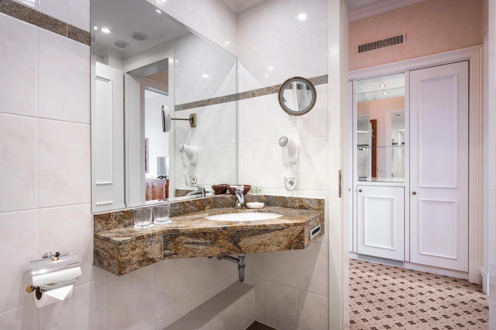 Bathroom in Natsionalny Hotel