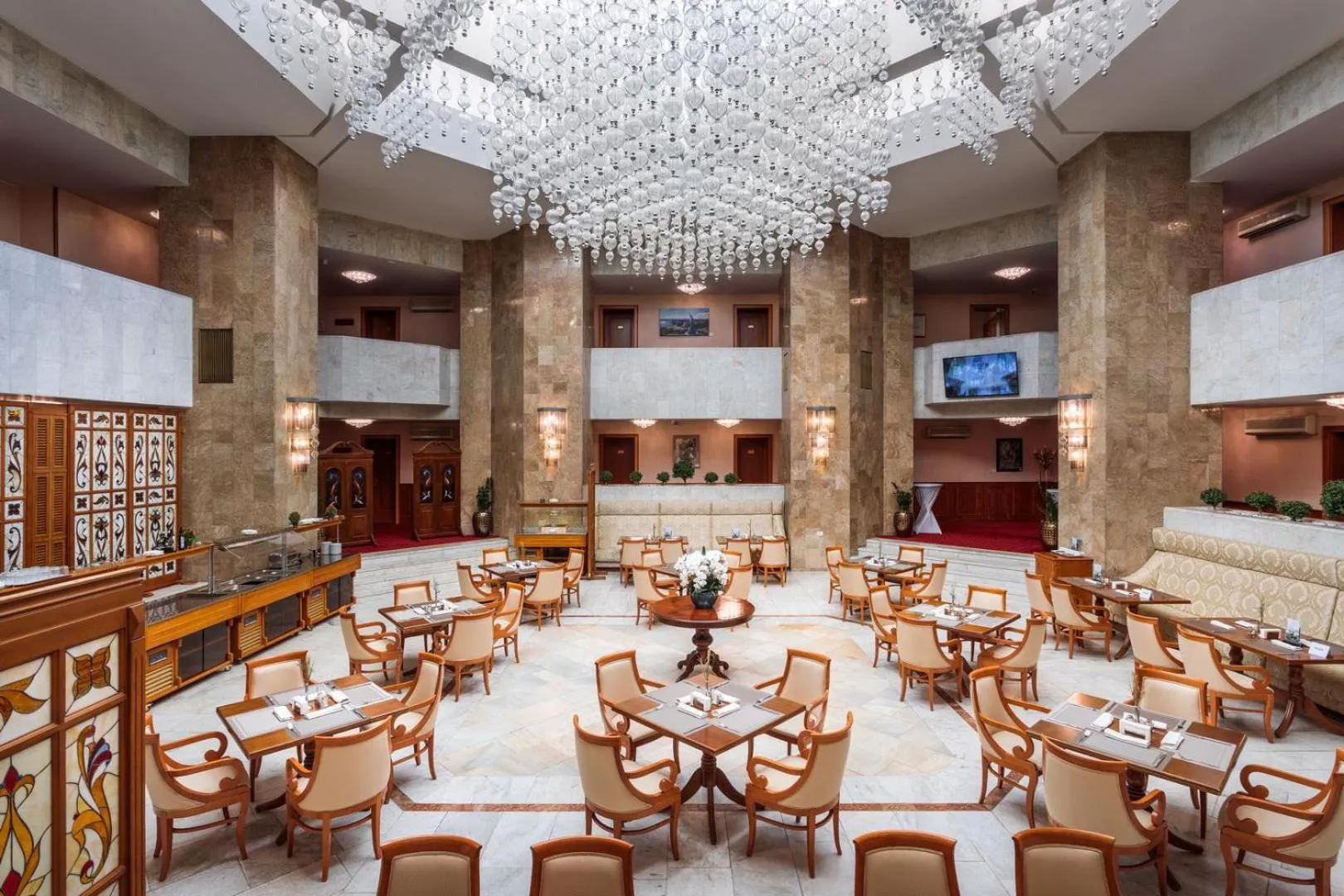 Restaurant/places to eat in Natsionalny Hotel