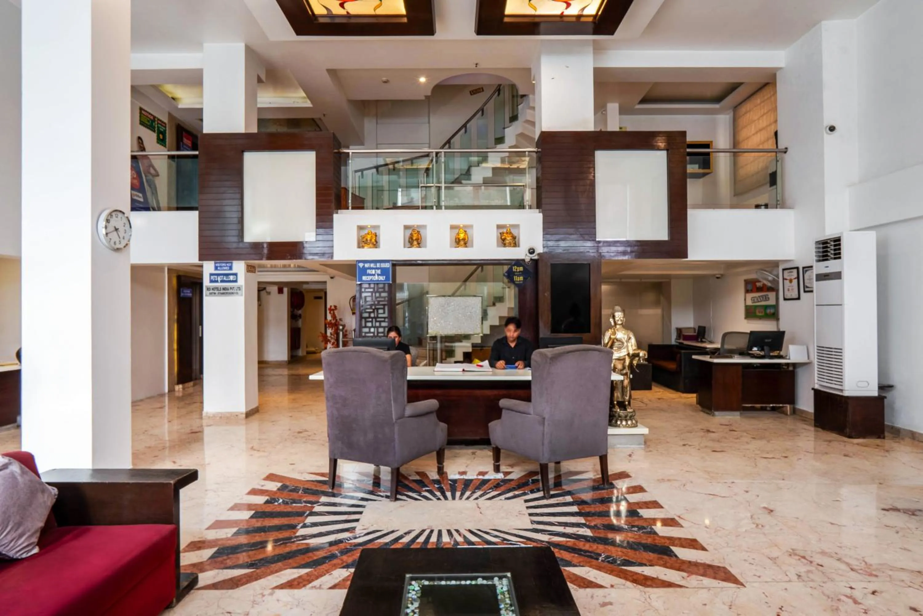 Seating area in Hotel Le Roi Near New Delhi Railway Station