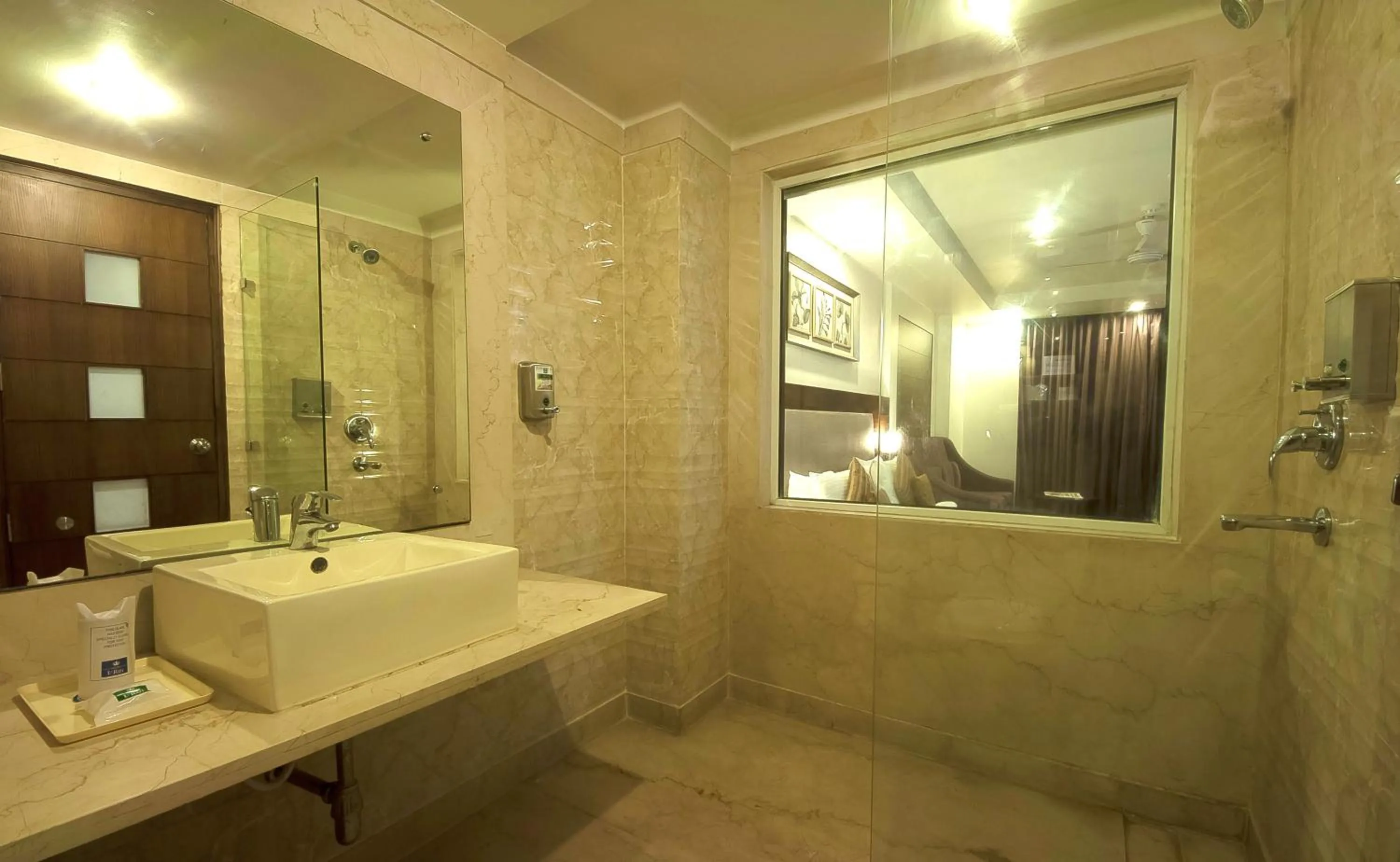 Bathroom in Hotel Le Roi Near New Delhi Railway Station