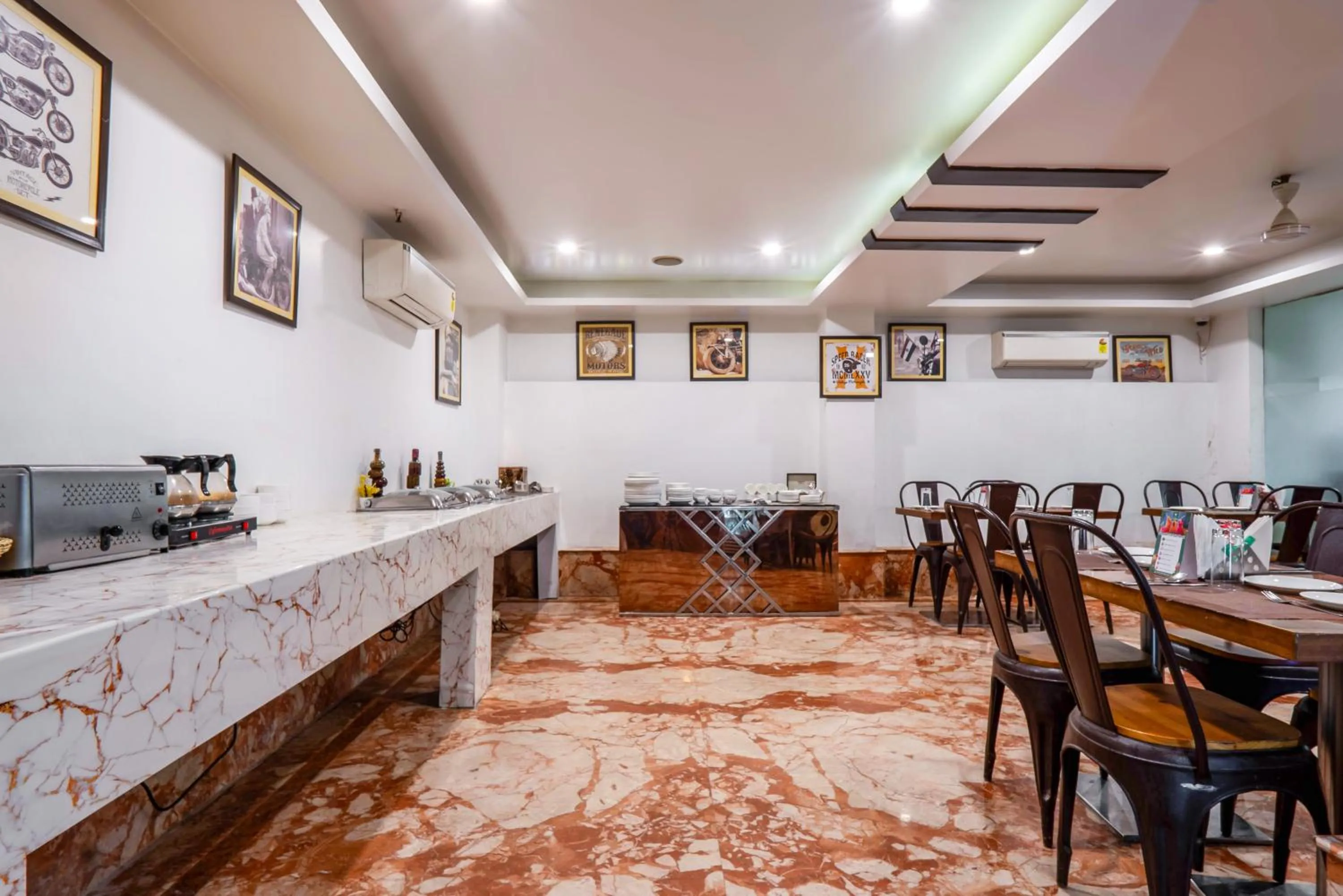 Restaurant/places to eat in Hotel Le Roi Near New Delhi Railway Station