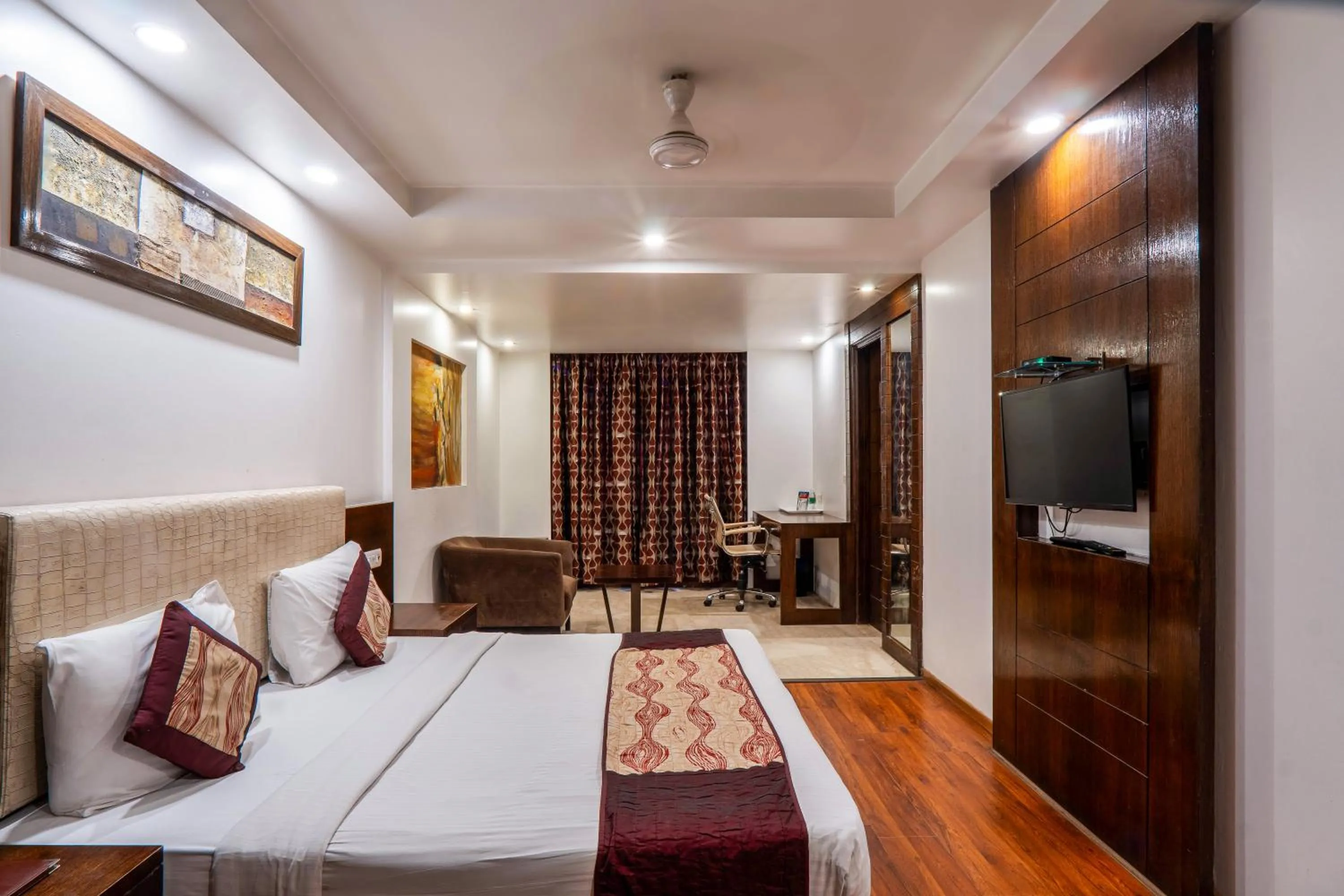 Bedroom, Bed in Hotel Le Roi Near New Delhi Railway Station