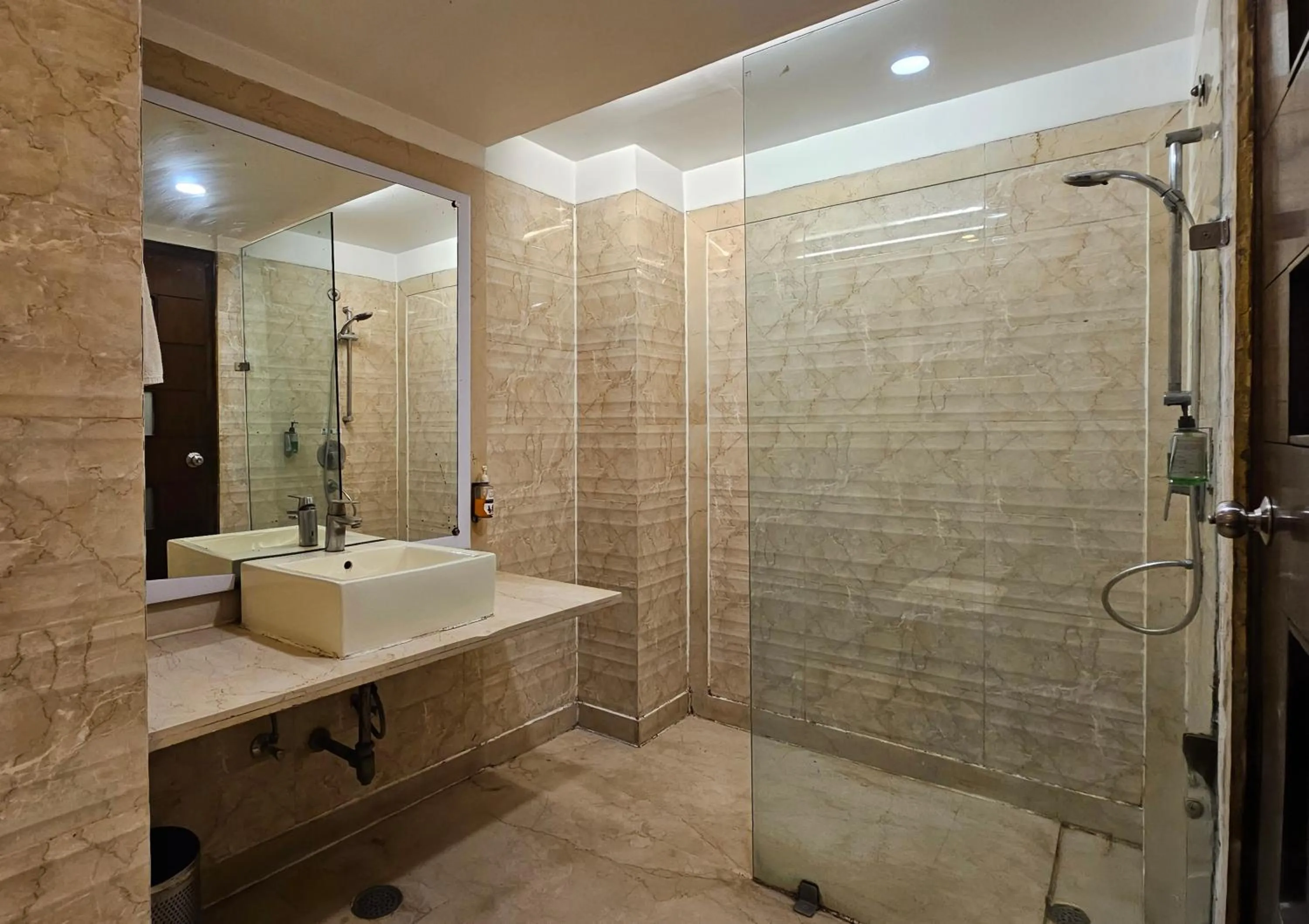 Bathroom in Hotel Le Roi Near New Delhi Railway Station