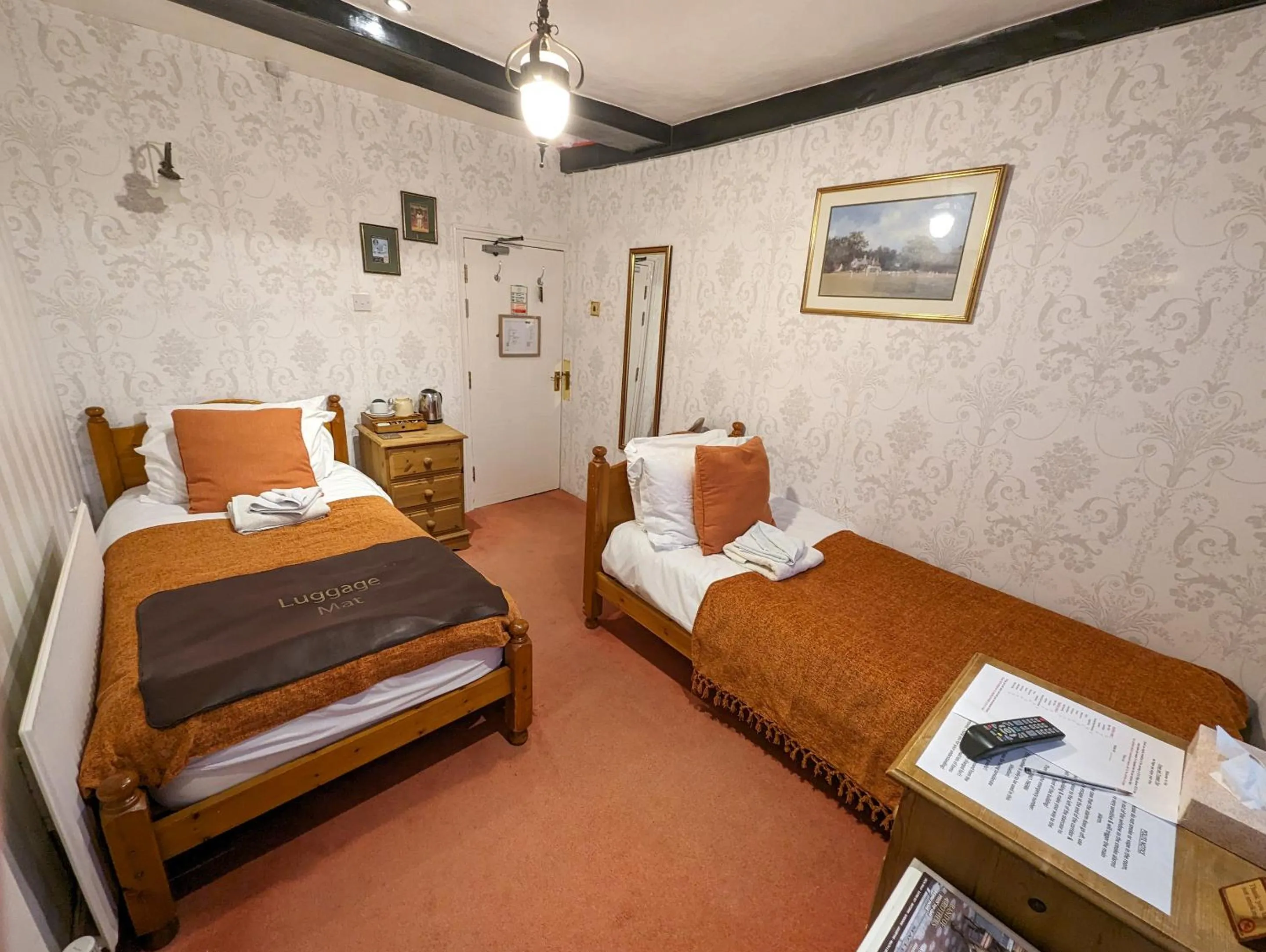 Bedroom, Bed in Crown and Trumpet Inn