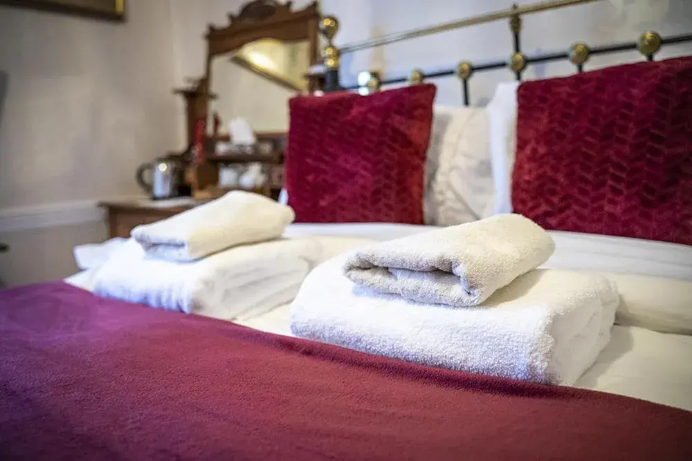 Bedroom, Bed in Crown and Trumpet Inn Bedroom, Bed in Crown and Trumpet Inn