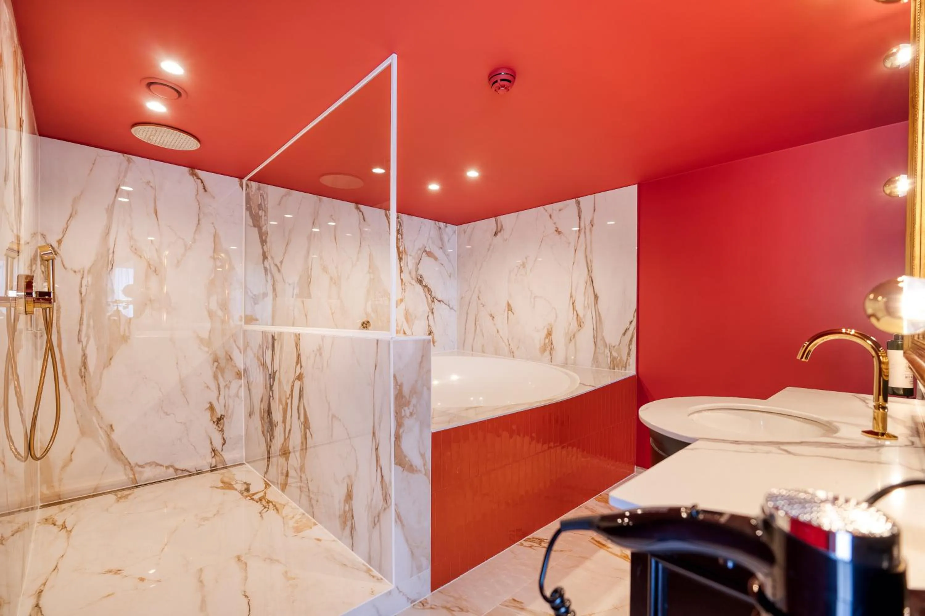 Shower, Bed in Van der Valk Hotel Liège Congres