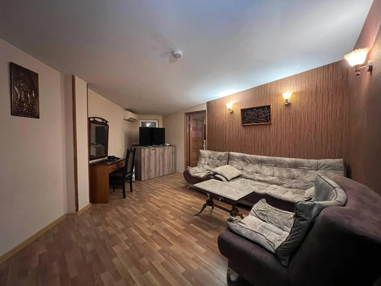 Communal lounge/ TV room, Bed in Georgian House