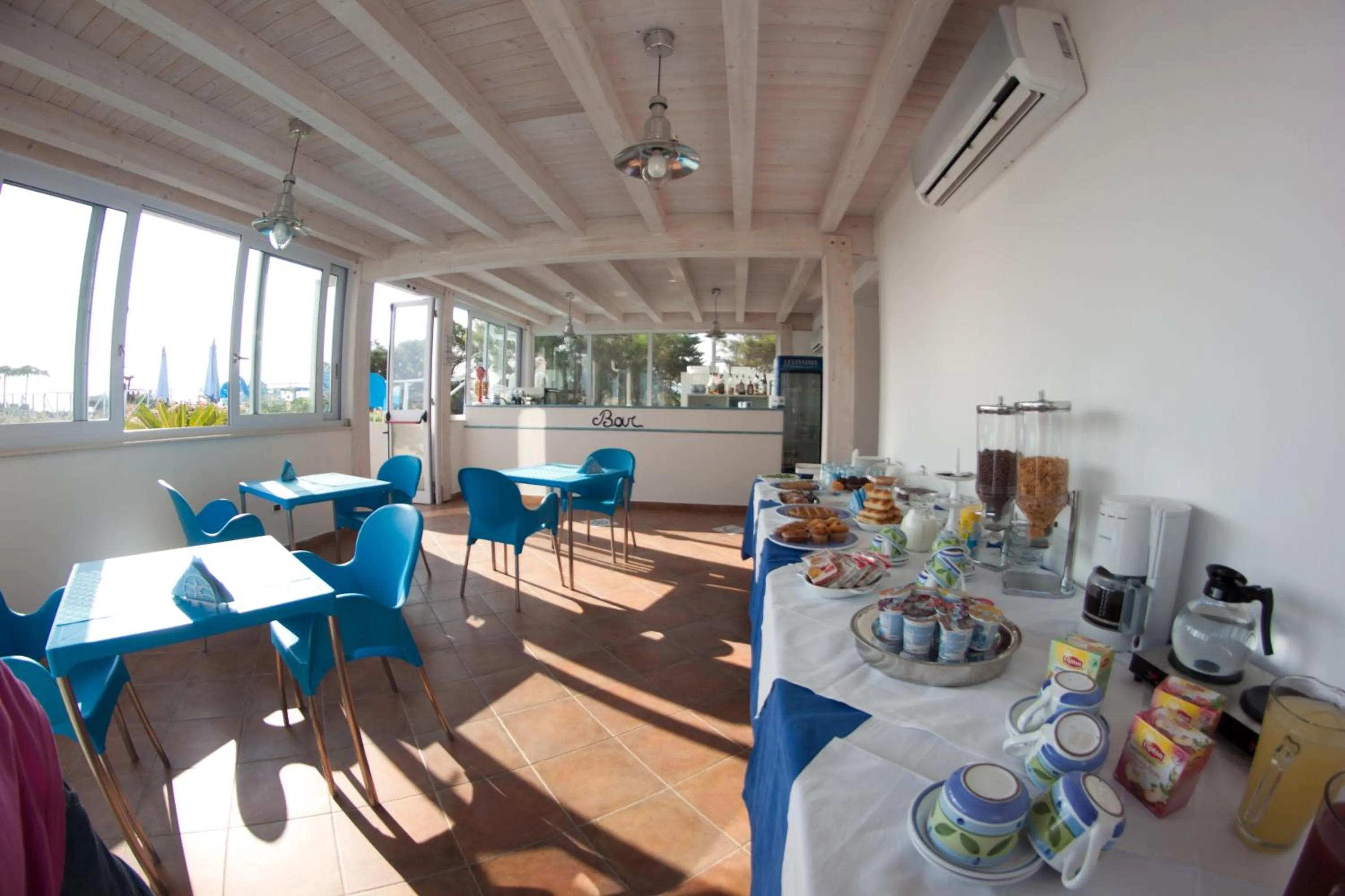 Restaurant/places to eat in Yachting Club Mare