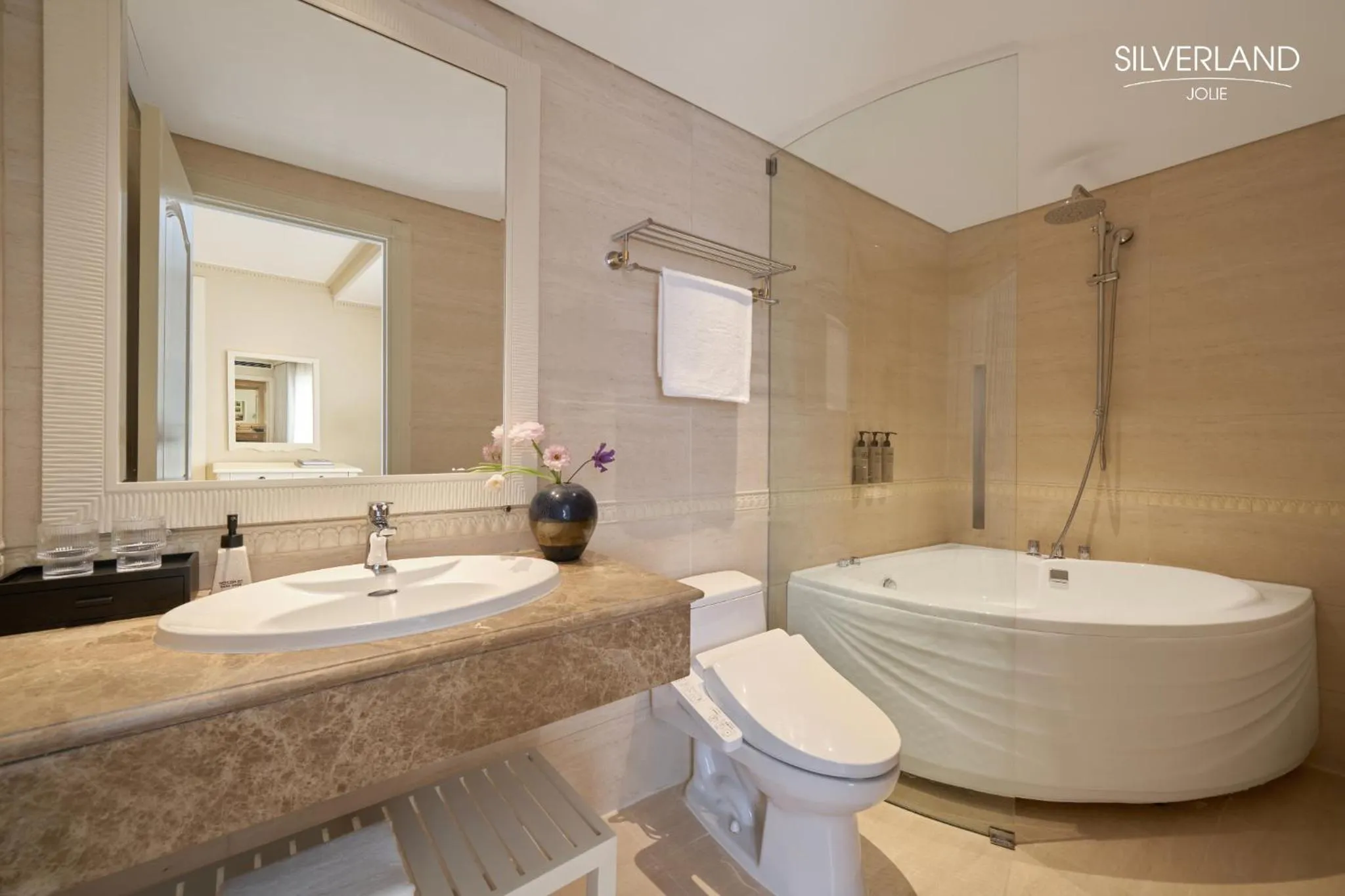 Toilet in Silverland Jolie Hotel