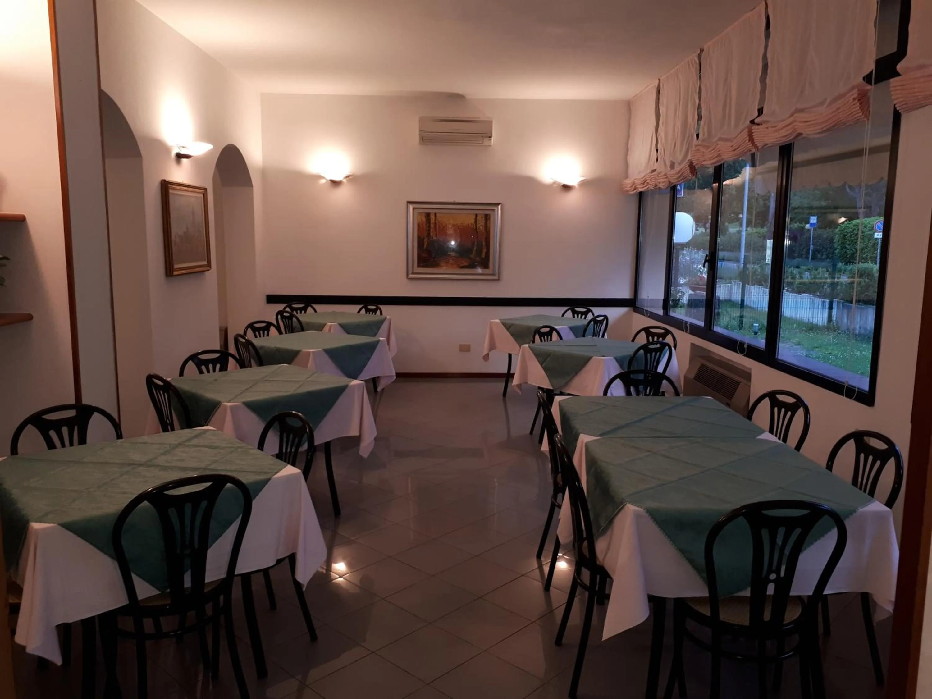 Restaurant/places to eat in Hotel Ciclamino