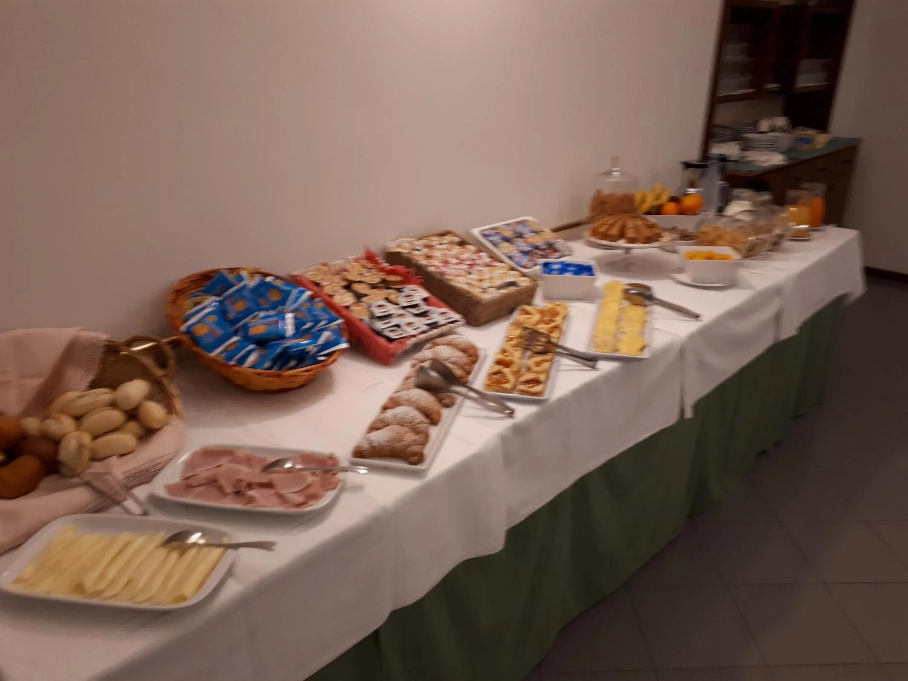 Buffet breakfast in Hotel Ciclamino