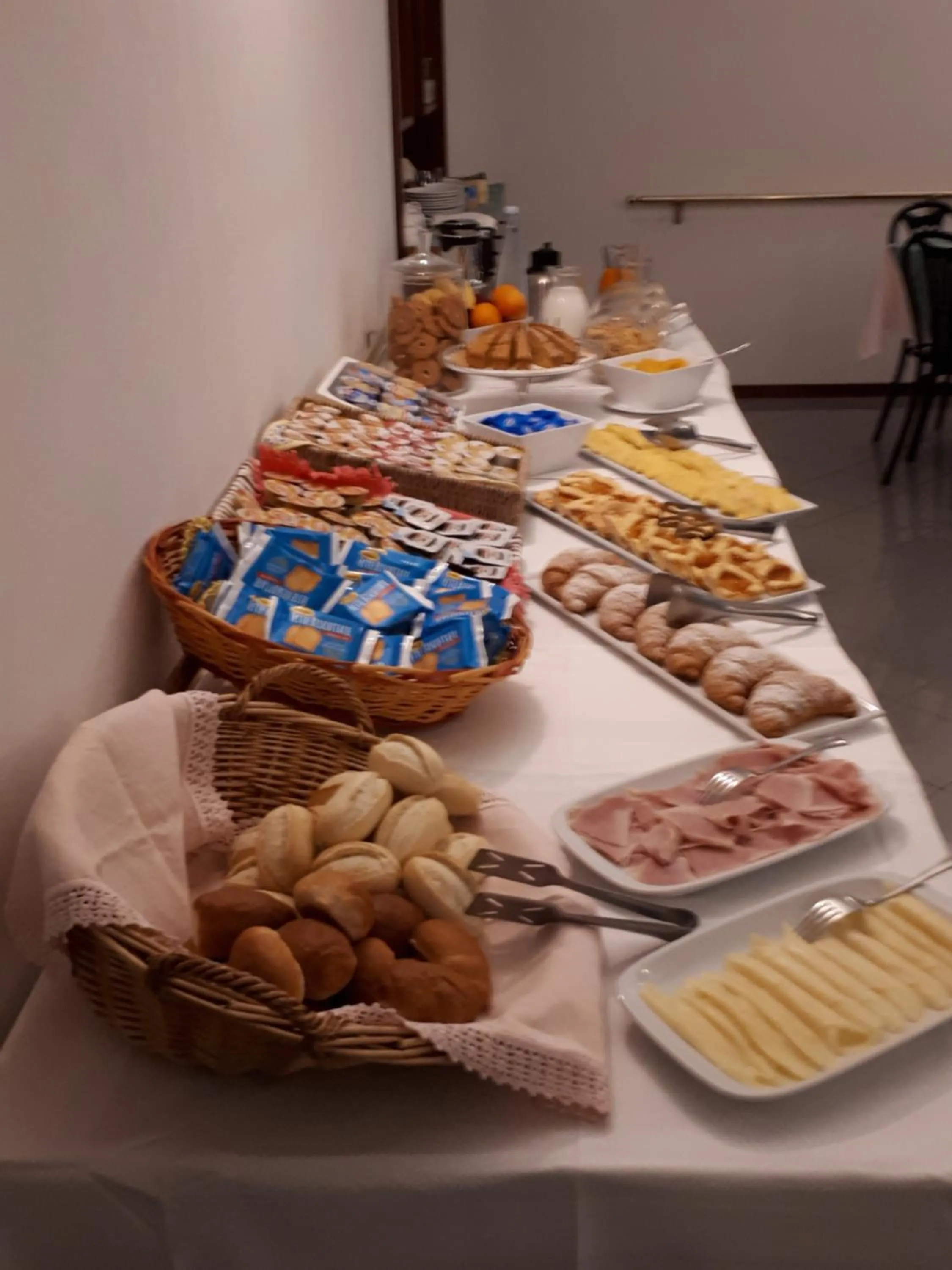 Buffet breakfast in Hotel Ciclamino