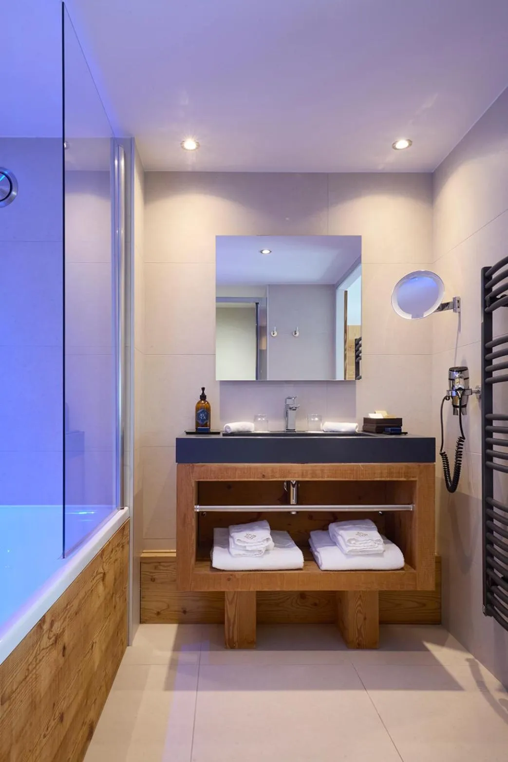 Bathroom in Hôtel Daria-I Nor by Les Etincelles