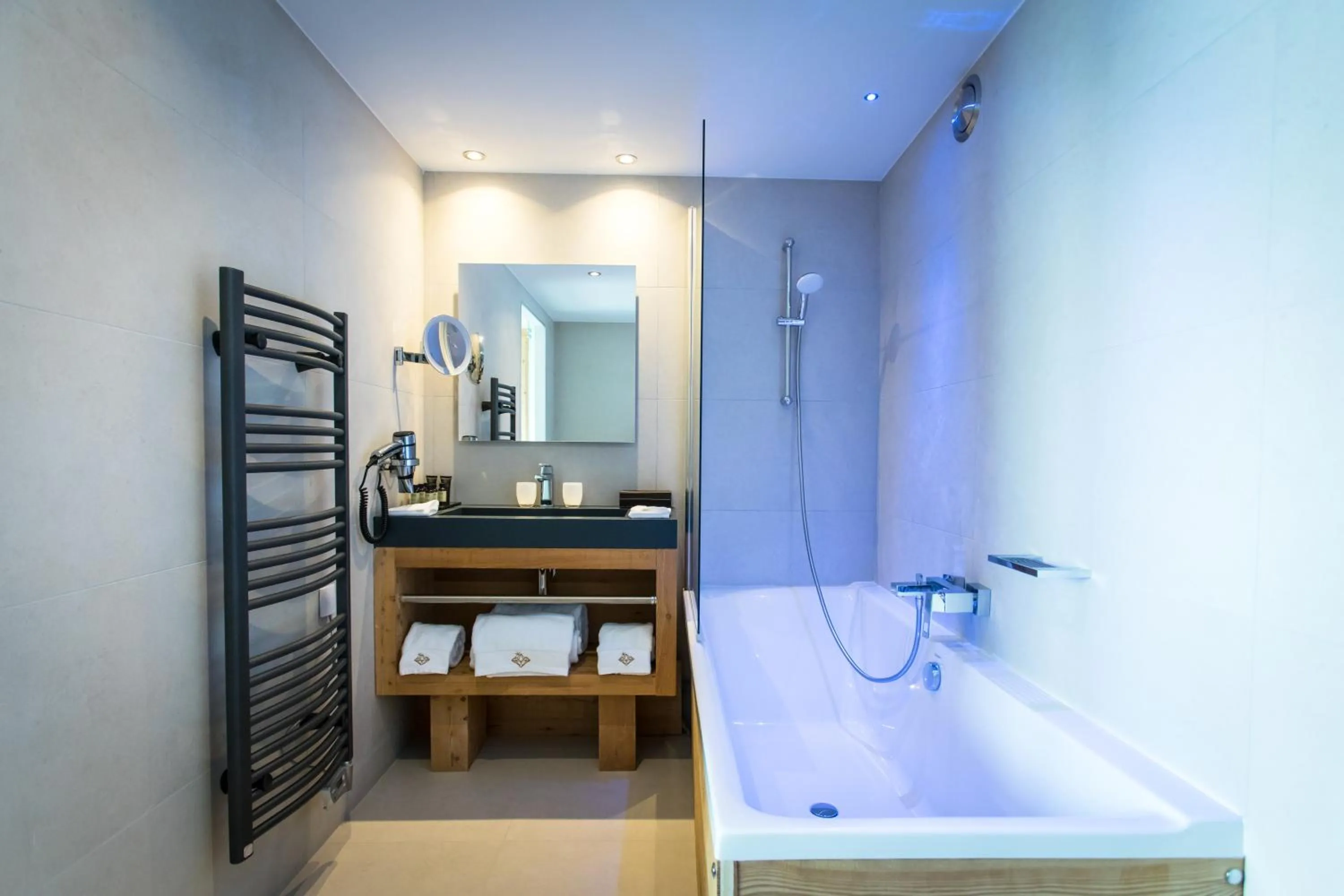 Bathroom, Bed in Hôtel Daria-I Nor by Les Etincelles