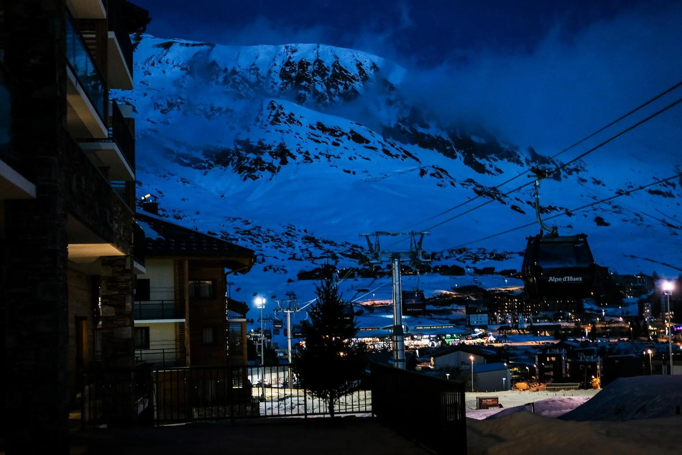 Night in Hôtel Daria-I Nor by Les Etincelles