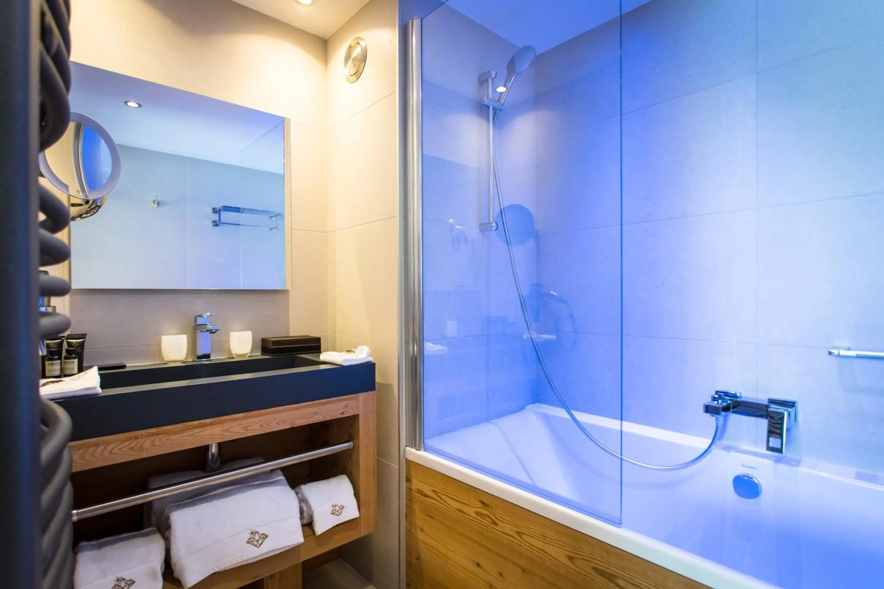 Bathroom in Hôtel Daria-I Nor by Les Etincelles