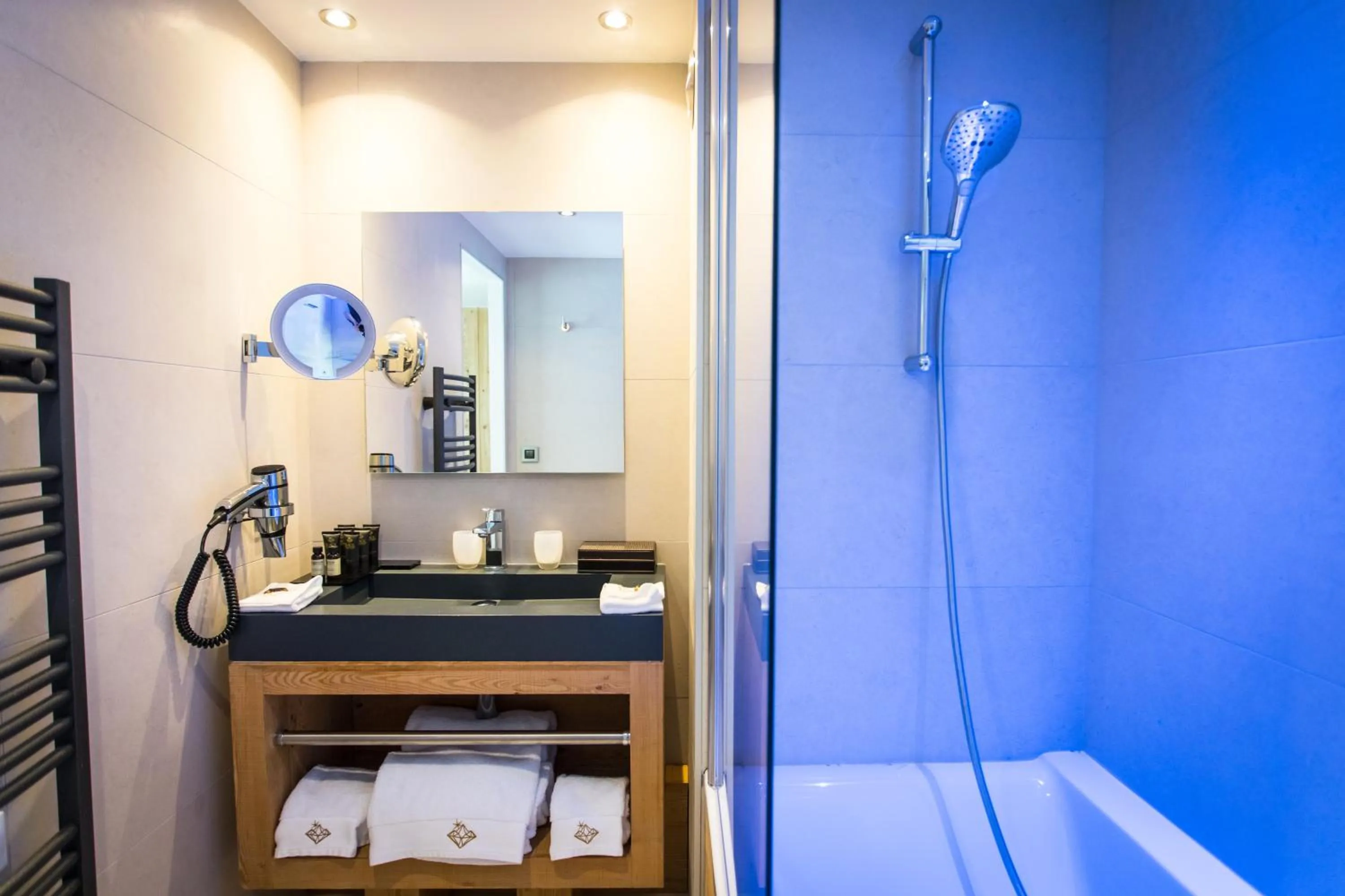 Shower in Hôtel Daria-I Nor by Les Etincelles