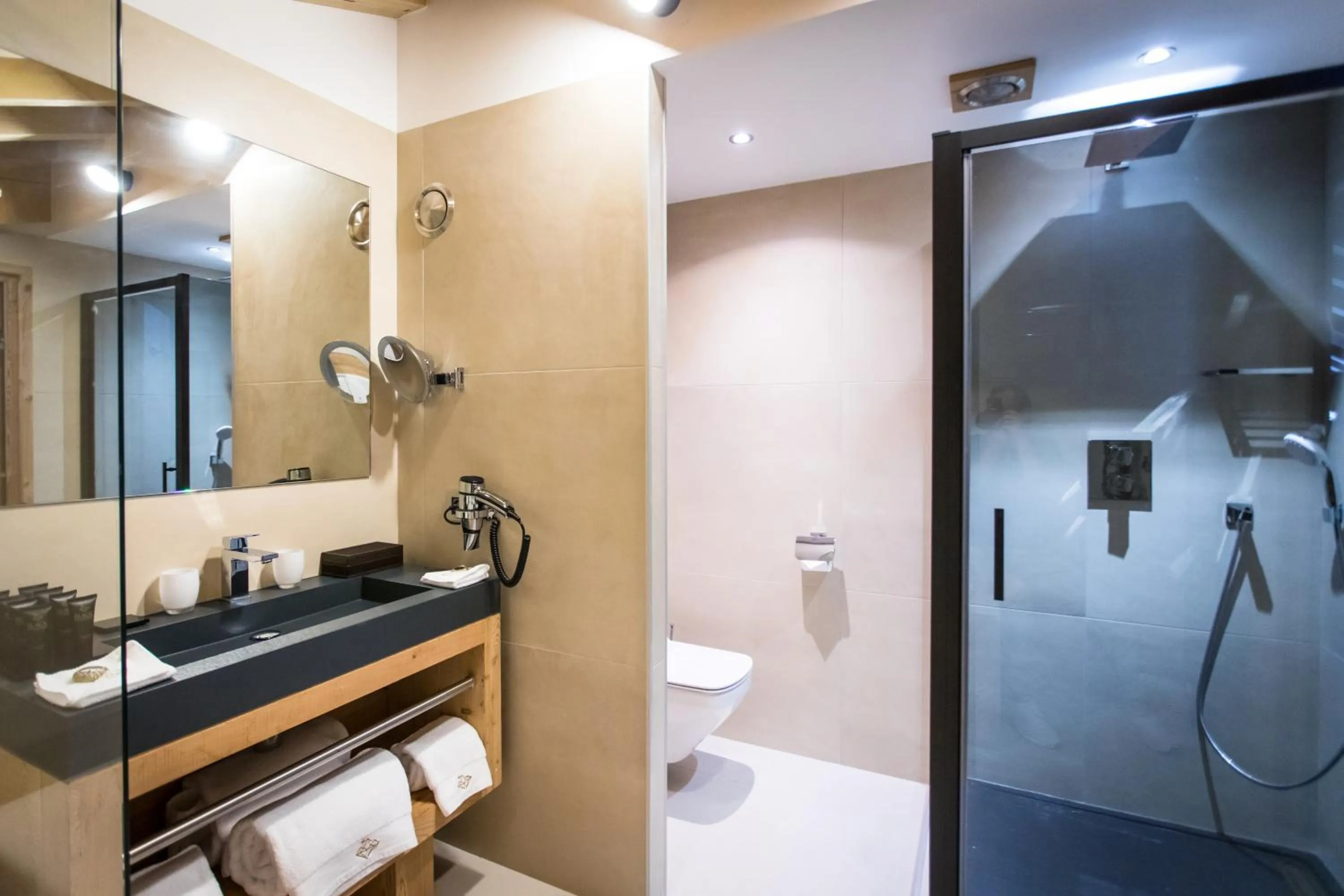 Shower in Hôtel Daria-I Nor by Les Etincelles