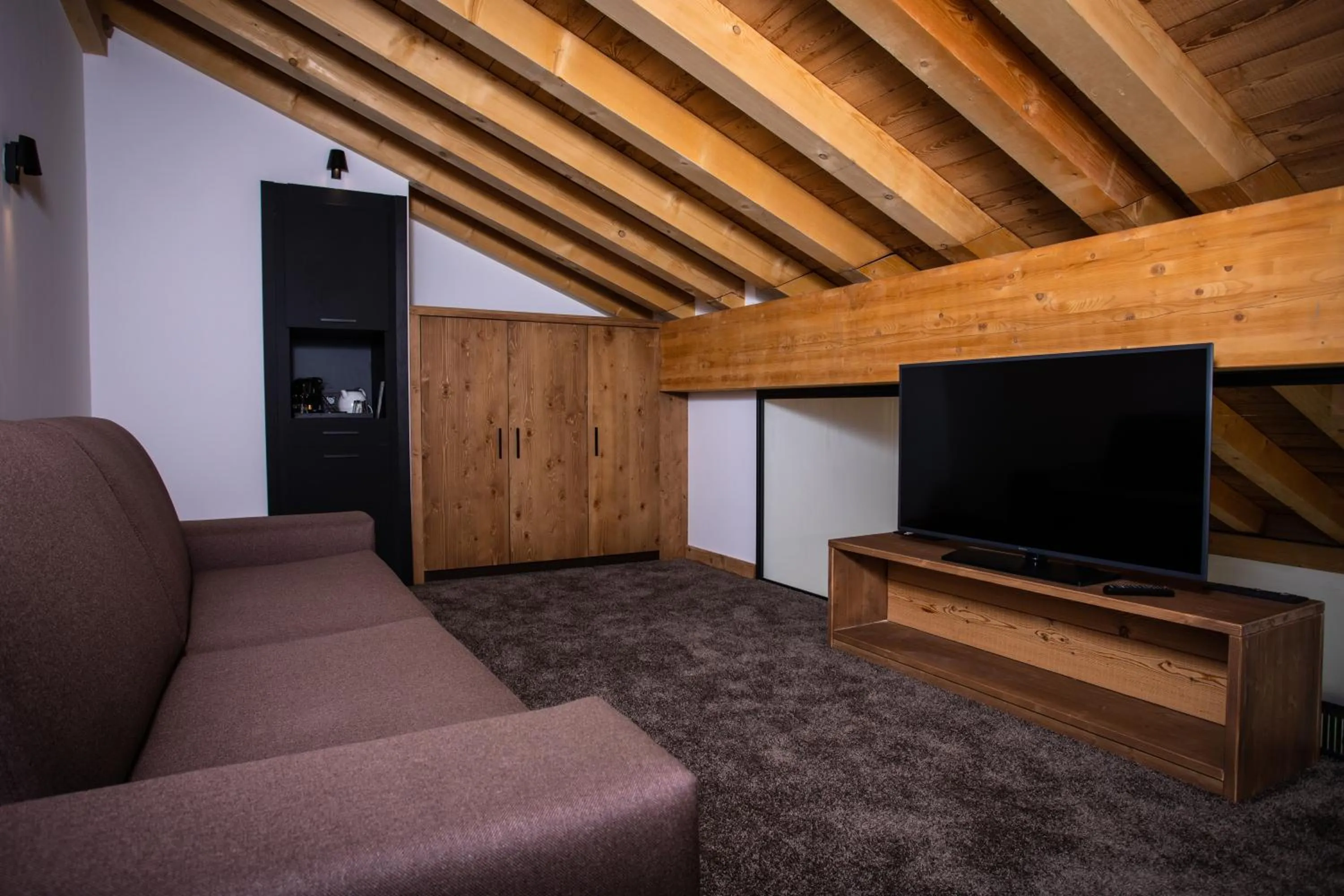 TV and multimedia in Hôtel Daria-I Nor by Les Etincelles