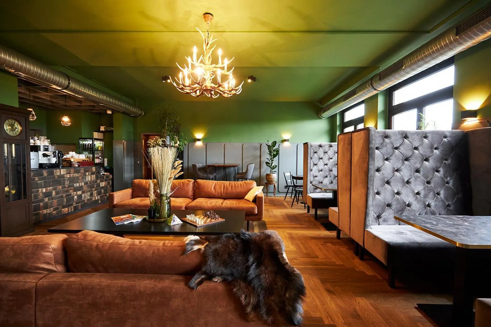 Communal lounge/ TV room in ERCK- Hotel & Gastronomie