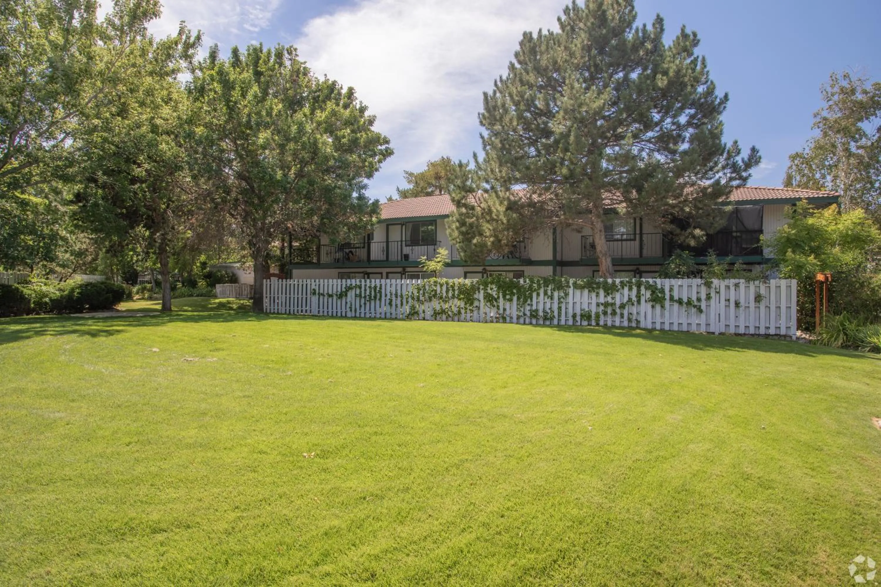 Inner courtyard view in Thunderbird Resort Club