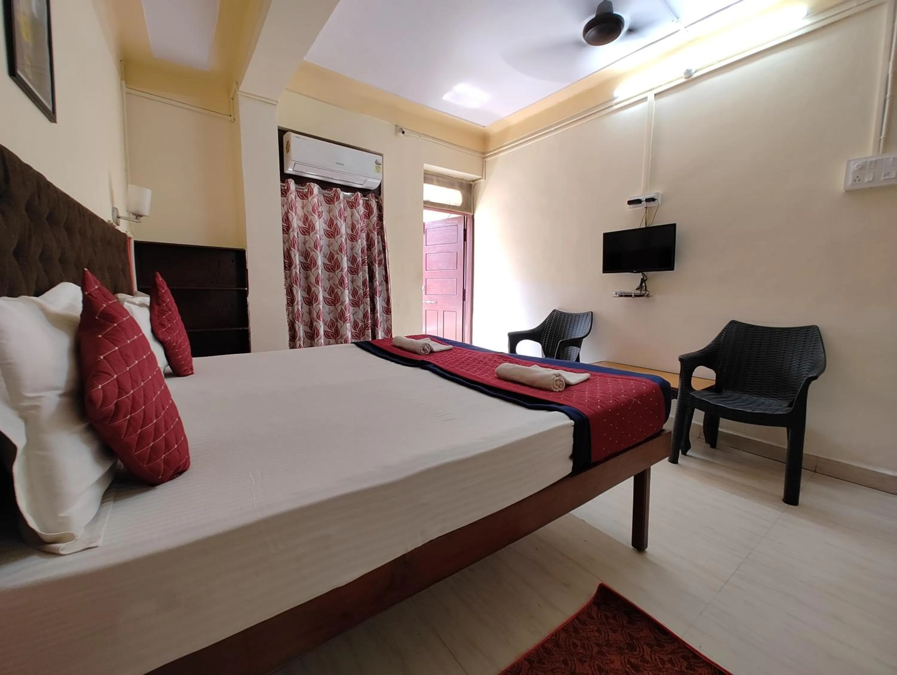 Bed in Sanman Hotels