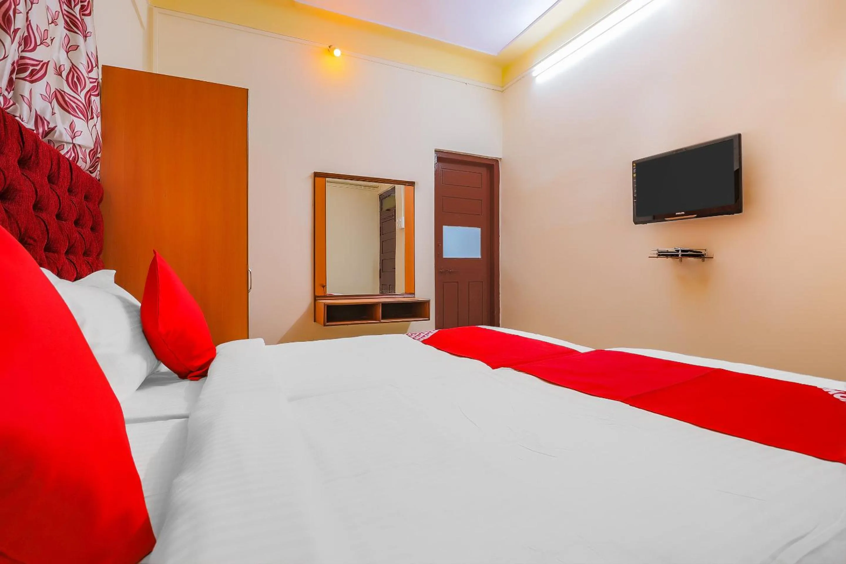 Bedroom, Bed in Sanman Hotels