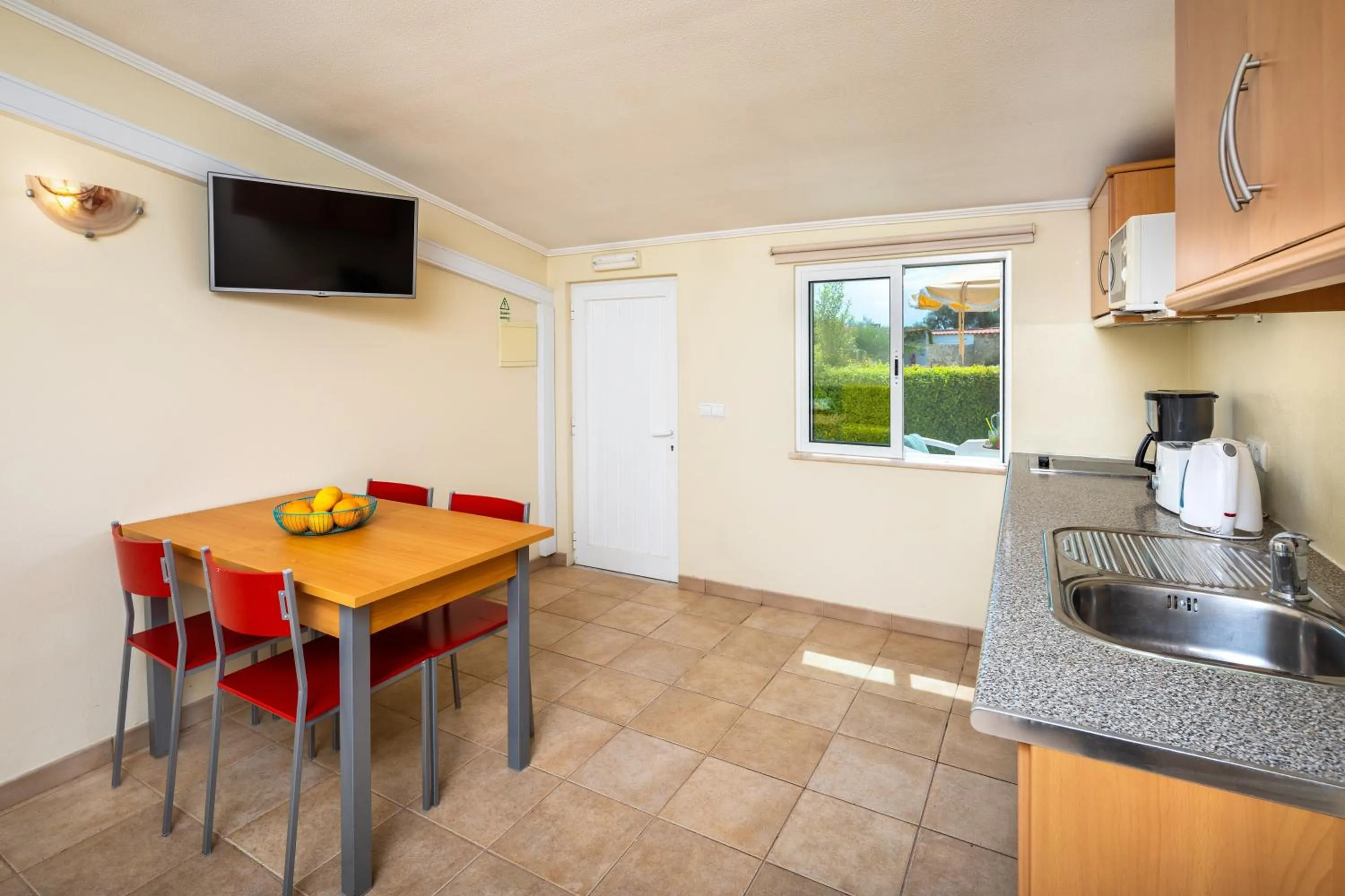 TV and multimedia in Apartamentos Flor da Laranja, Albufeira by AlgarveBlossom