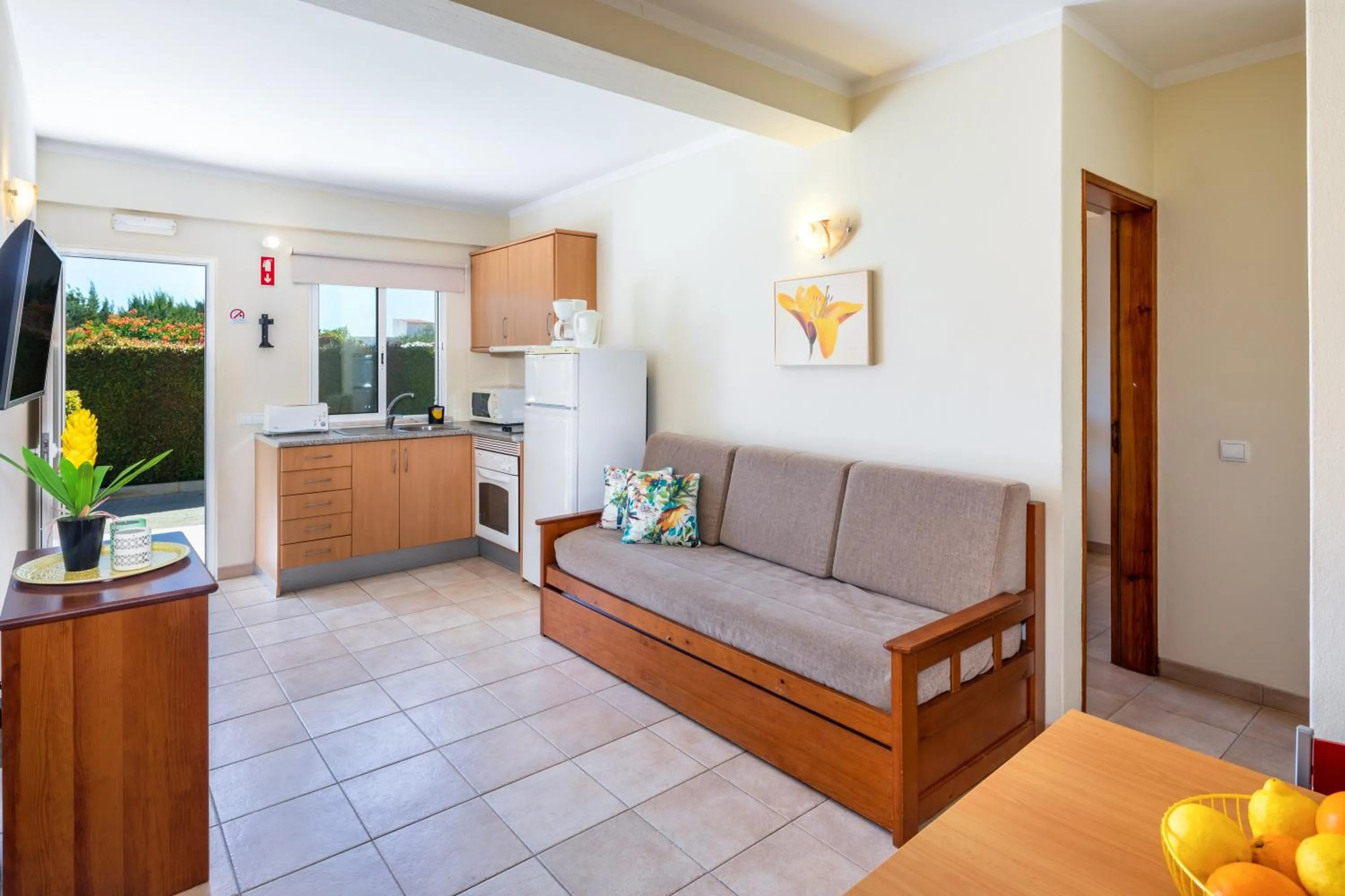 Spring in Apartamentos Flor da Laranja, Albufeira by AlgarveBlossom