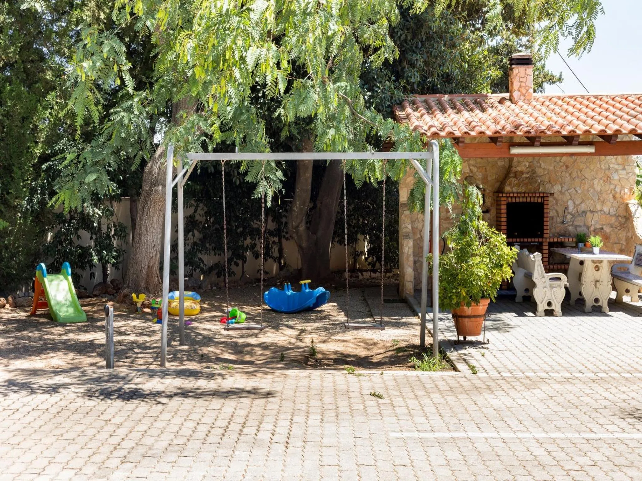 Spring in Apartamentos Flor da Laranja, Albufeira by AlgarveBlossom