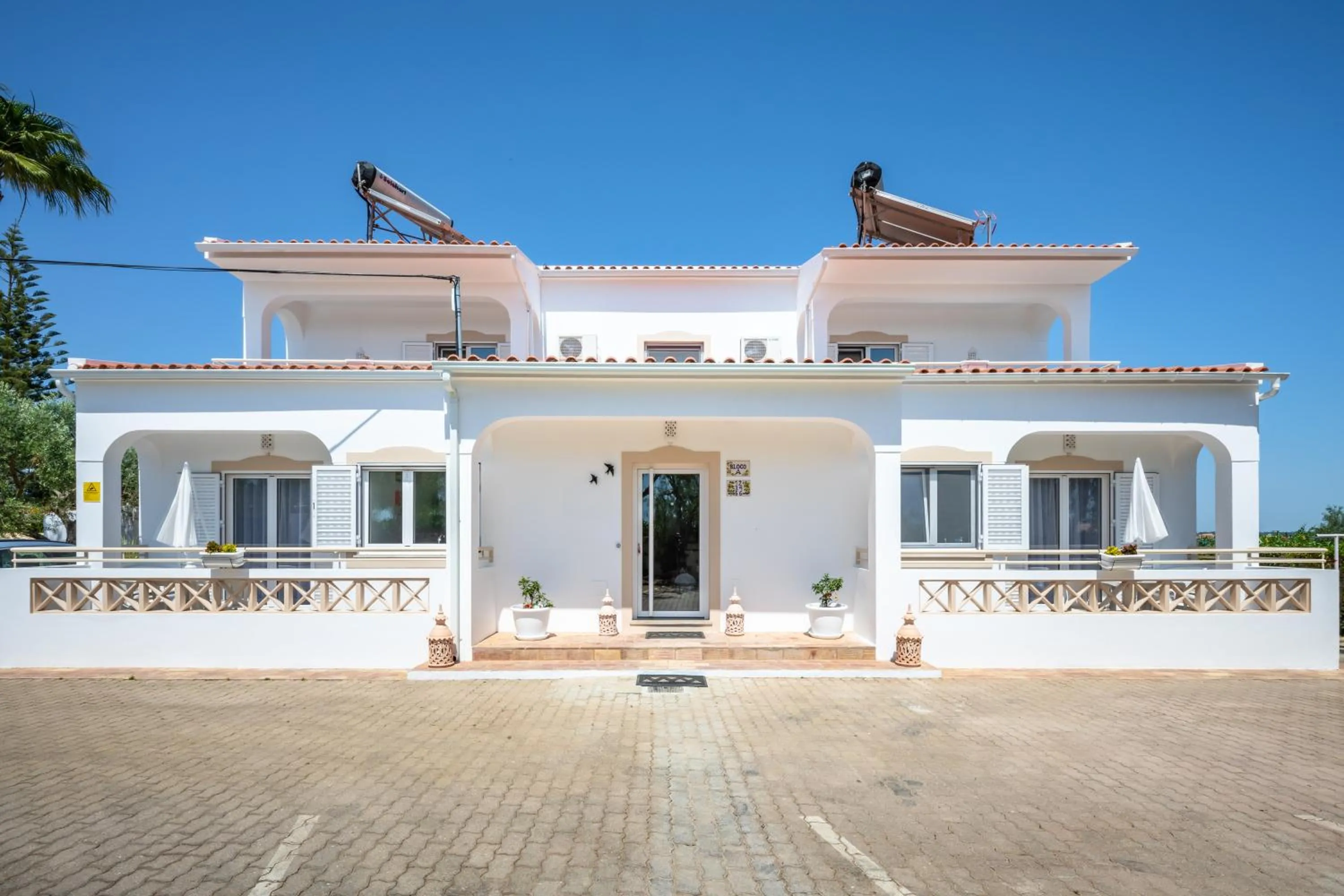 Facade/entrance in Apartamentos Flor da Laranja, Albufeira by AlgarveBlossom