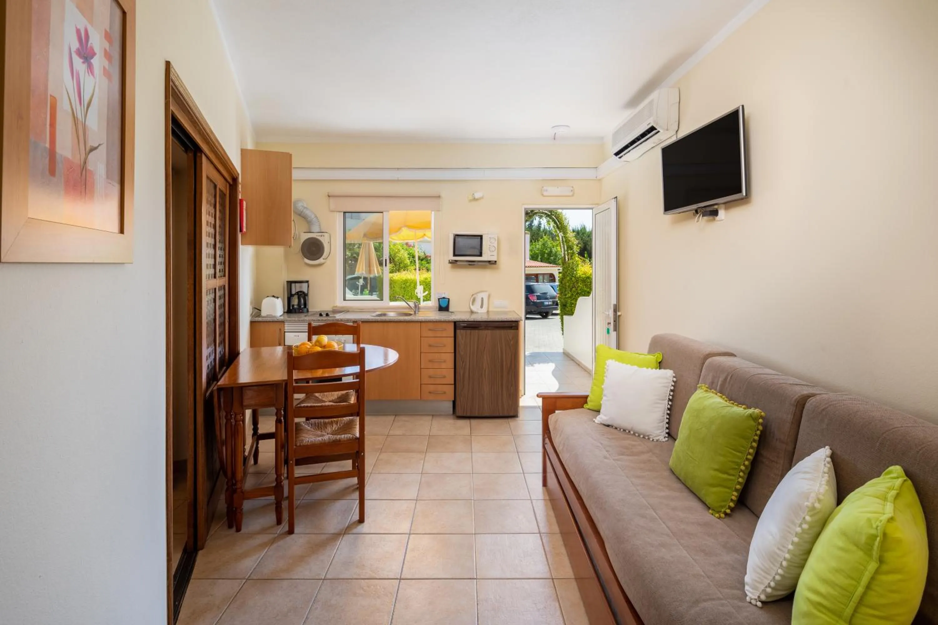 TV and multimedia in Apartamentos Flor da Laranja, Albufeira by AlgarveBlossom