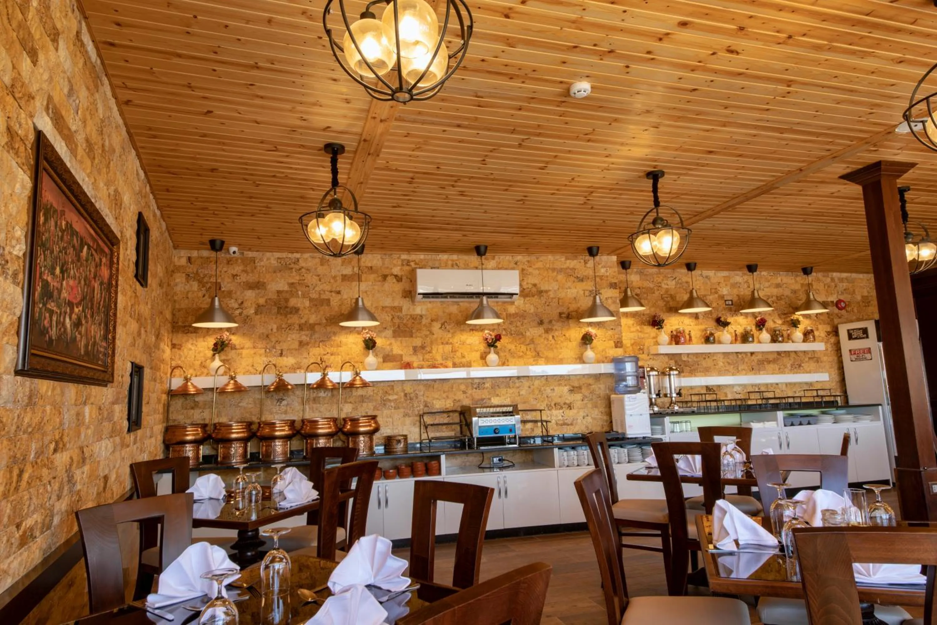 Restaurant/places to eat in Town Season Hotel