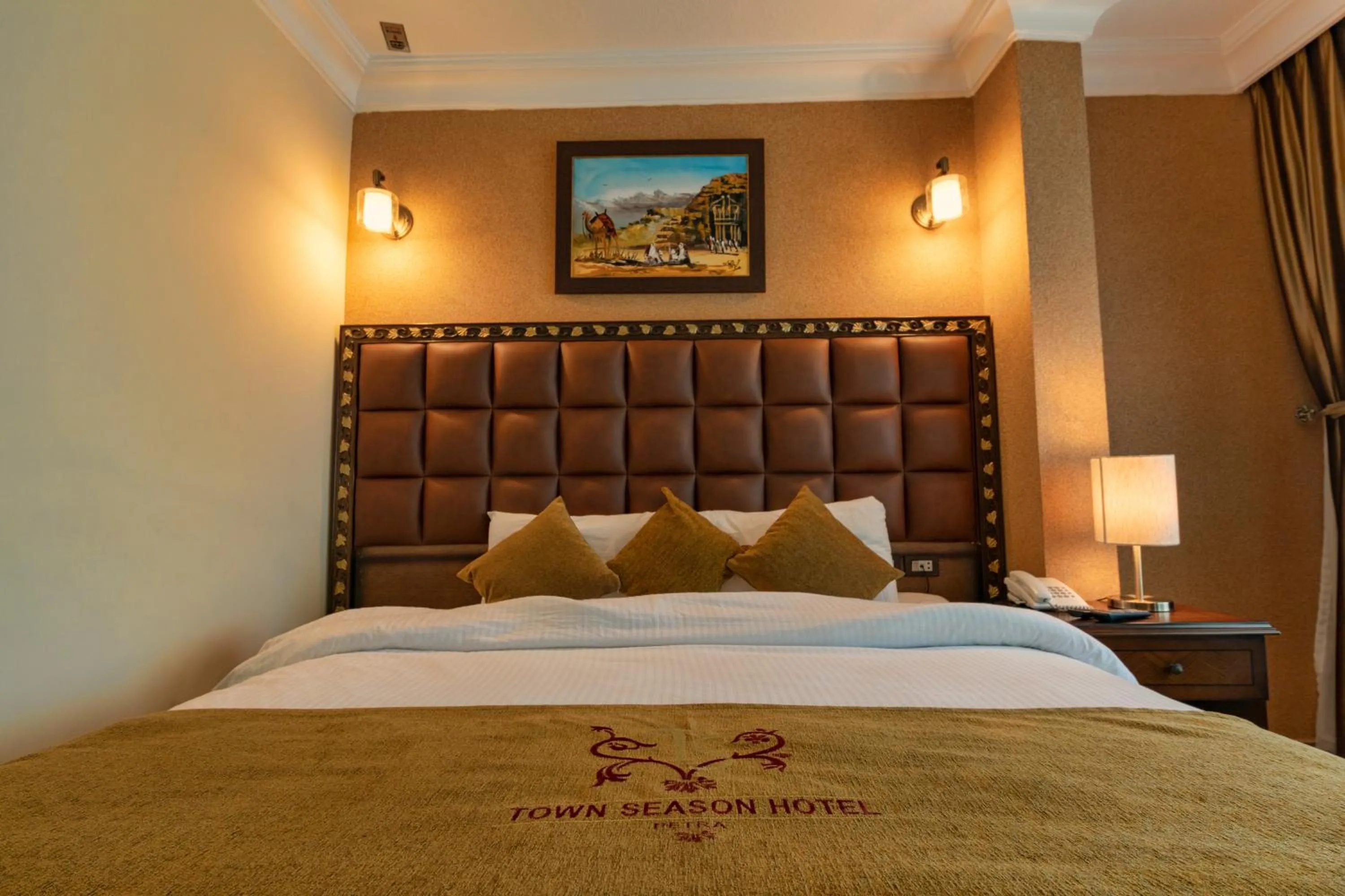 Bed in Town Season Hotel