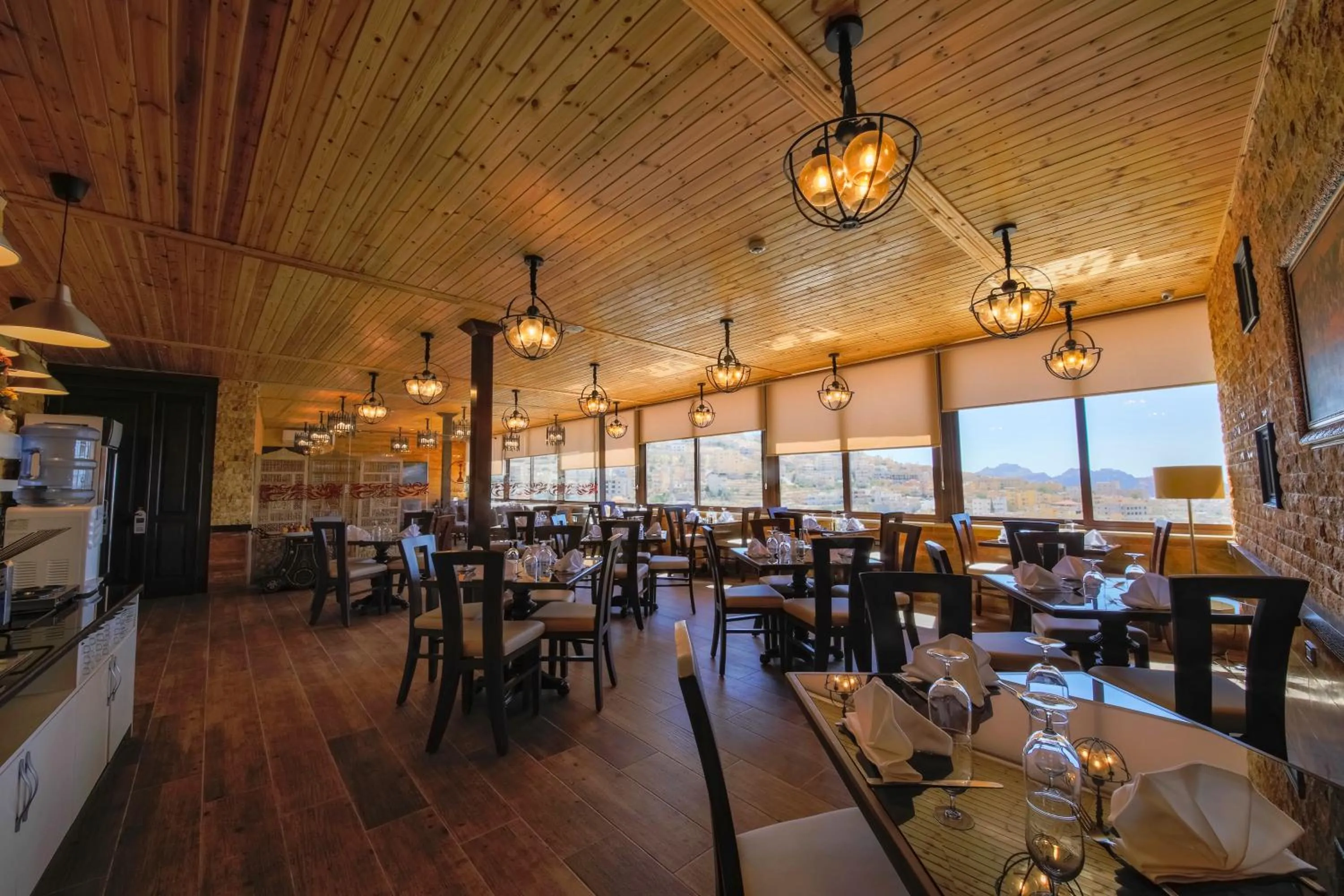 Restaurant/places to eat in Town Season Hotel