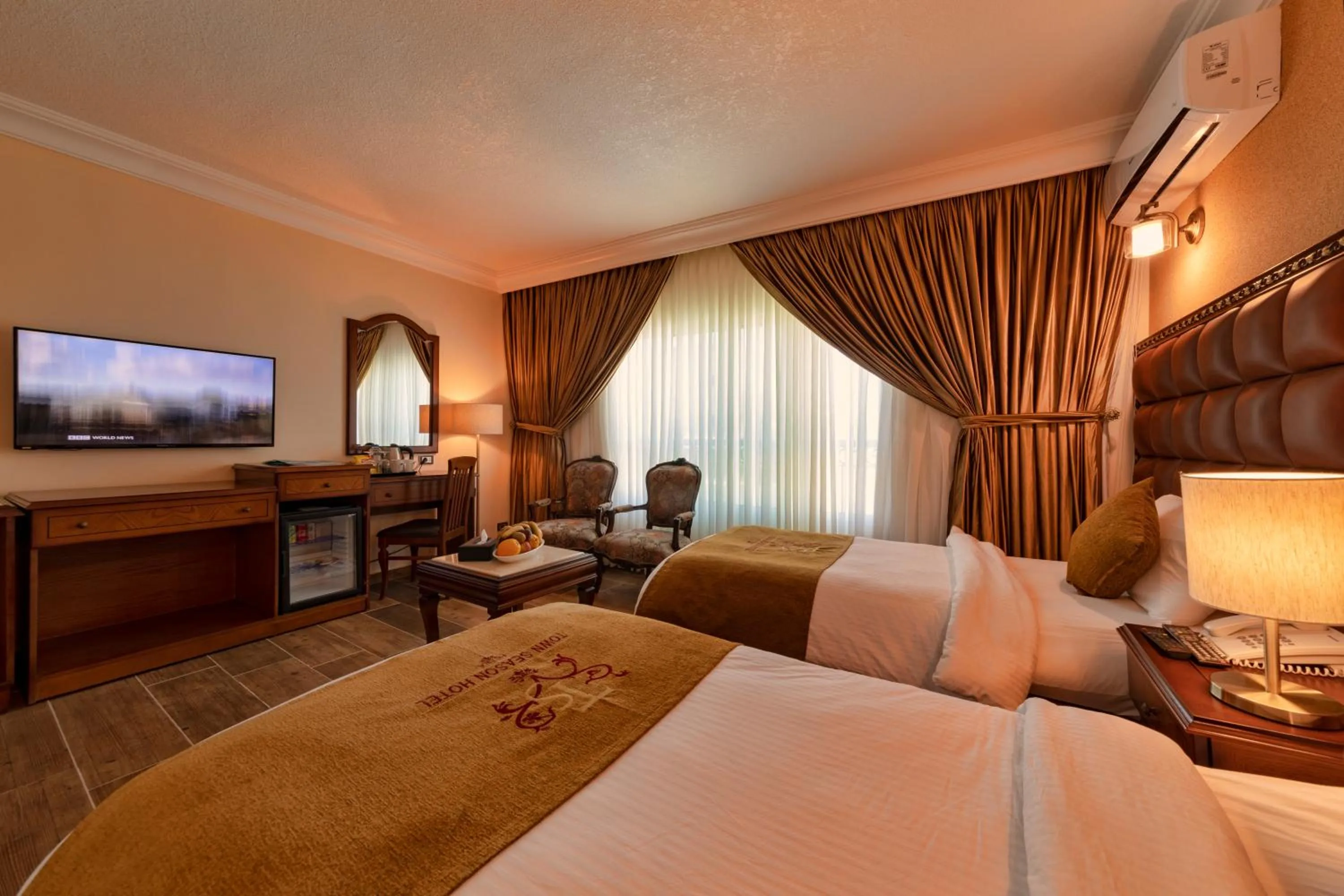 Photo of the whole room, Bed in Town Season Hotel