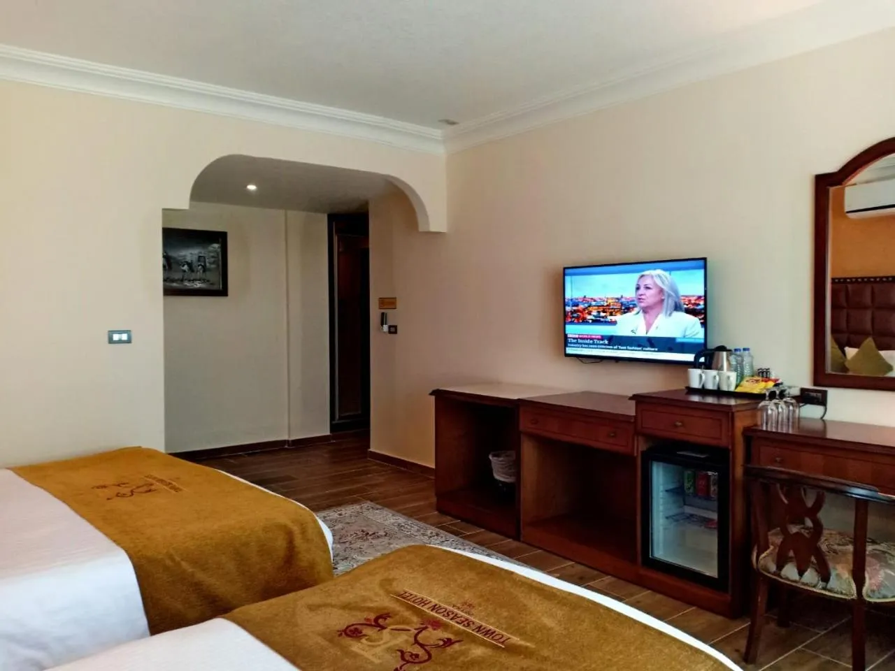 Dining area, Bed in Town Season Hotel