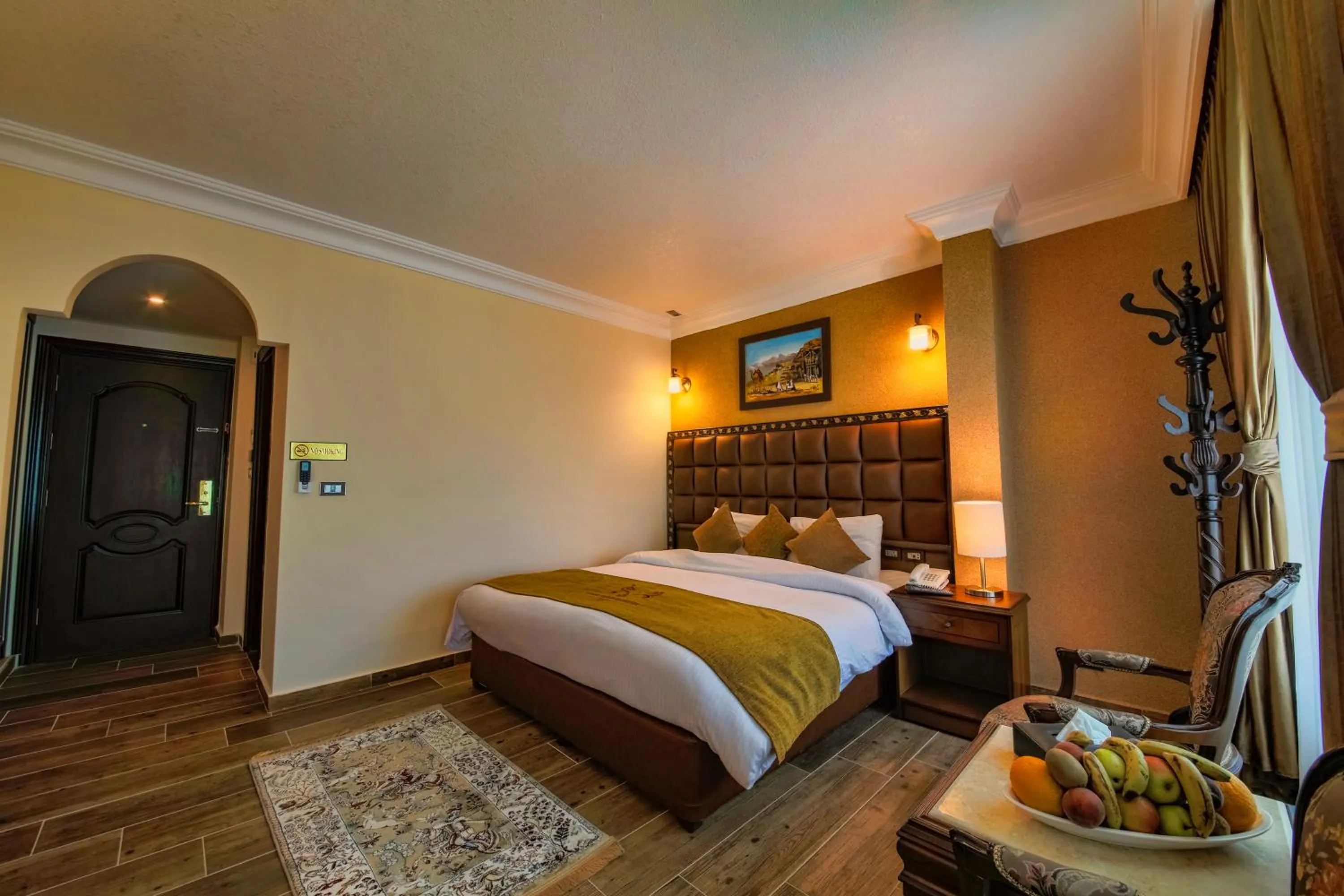 Bed in Town Season Hotel