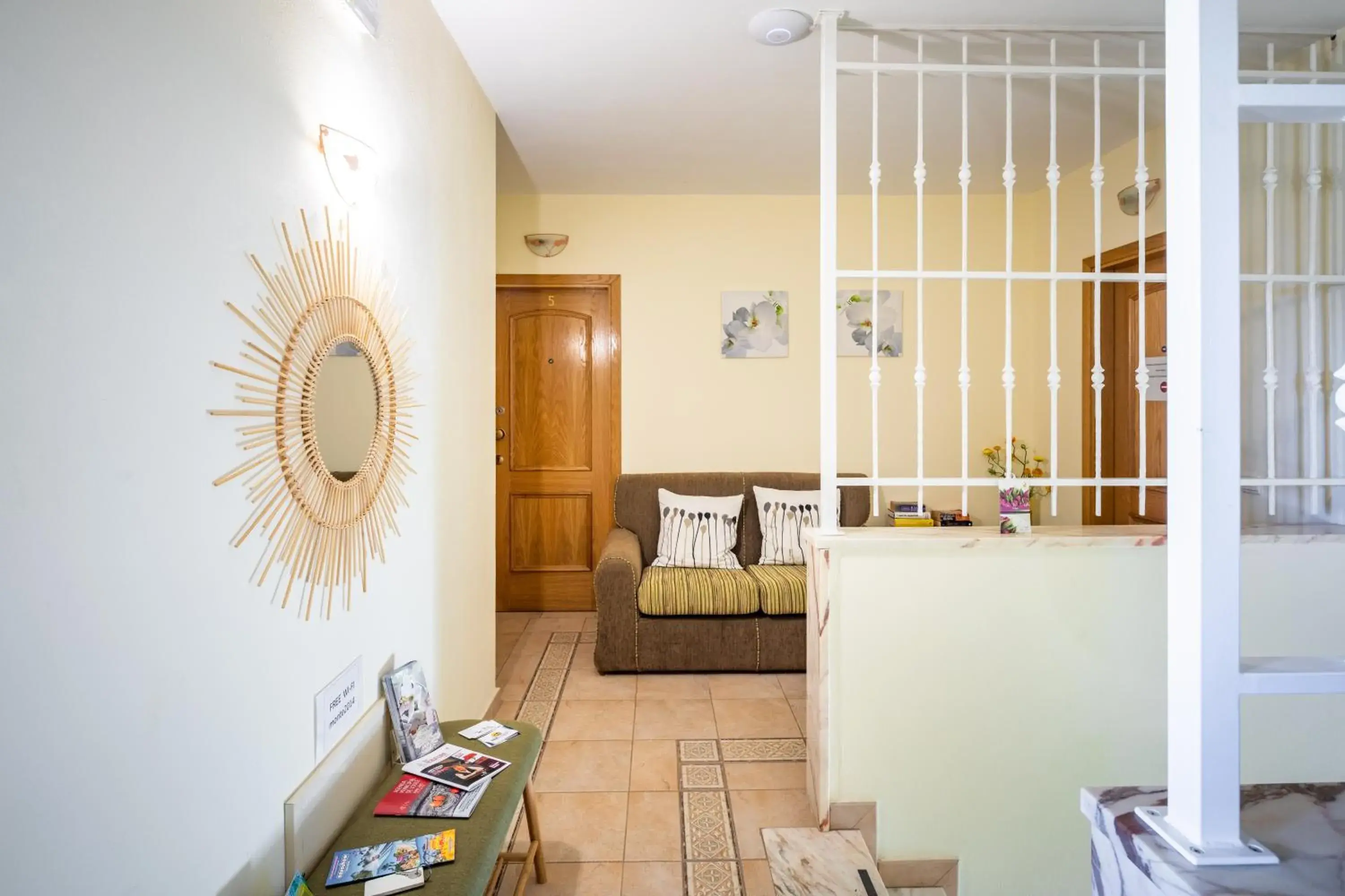 Living room in Apartamentos Monte dos Avós, Albufeira by AlgarveBlossom Living room in Apartamentos Monte dos Avós, Albufeira by AlgarveBlossom