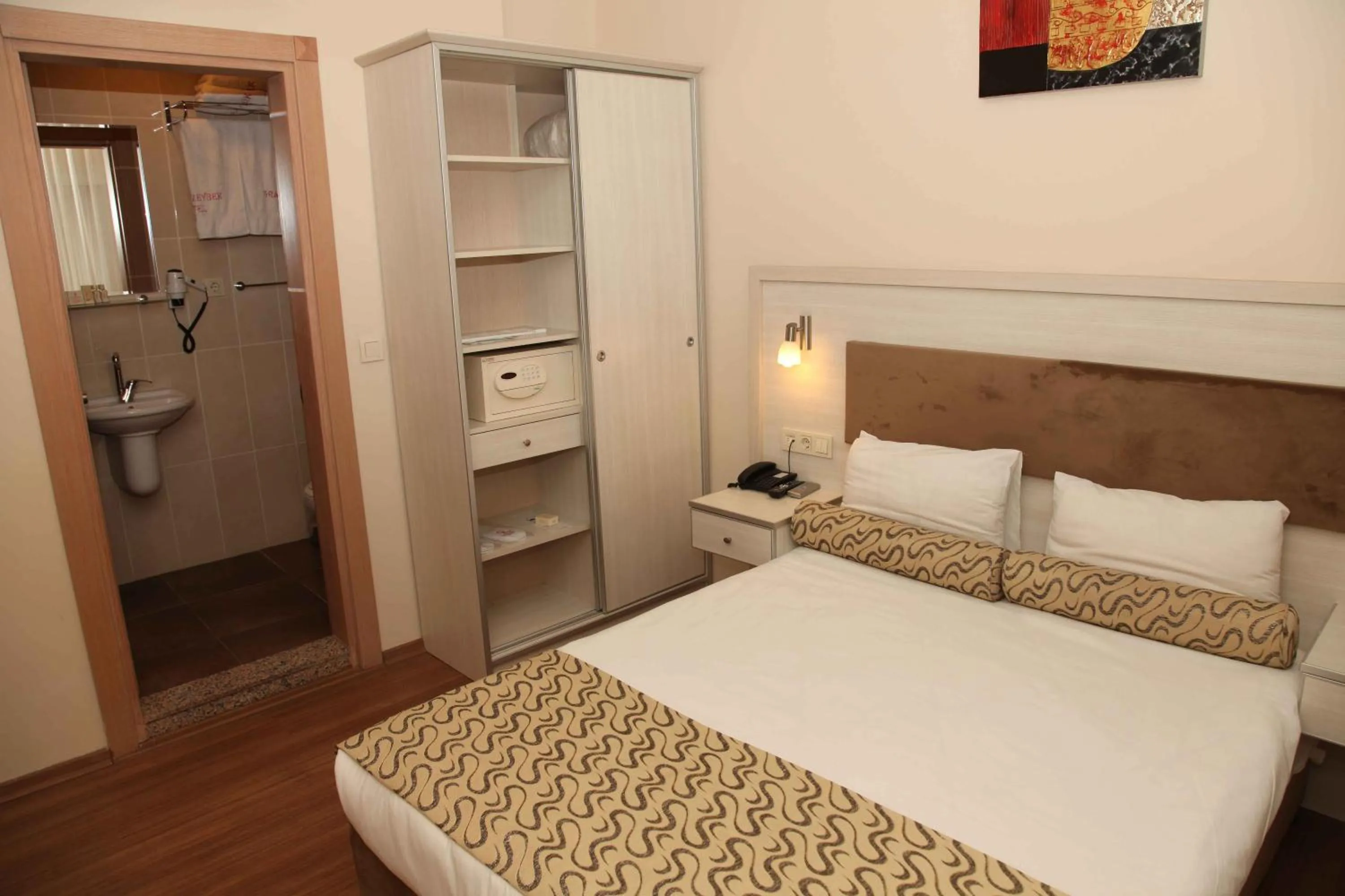 Photo of the whole room, Bed in Grand Zeybek Hotel