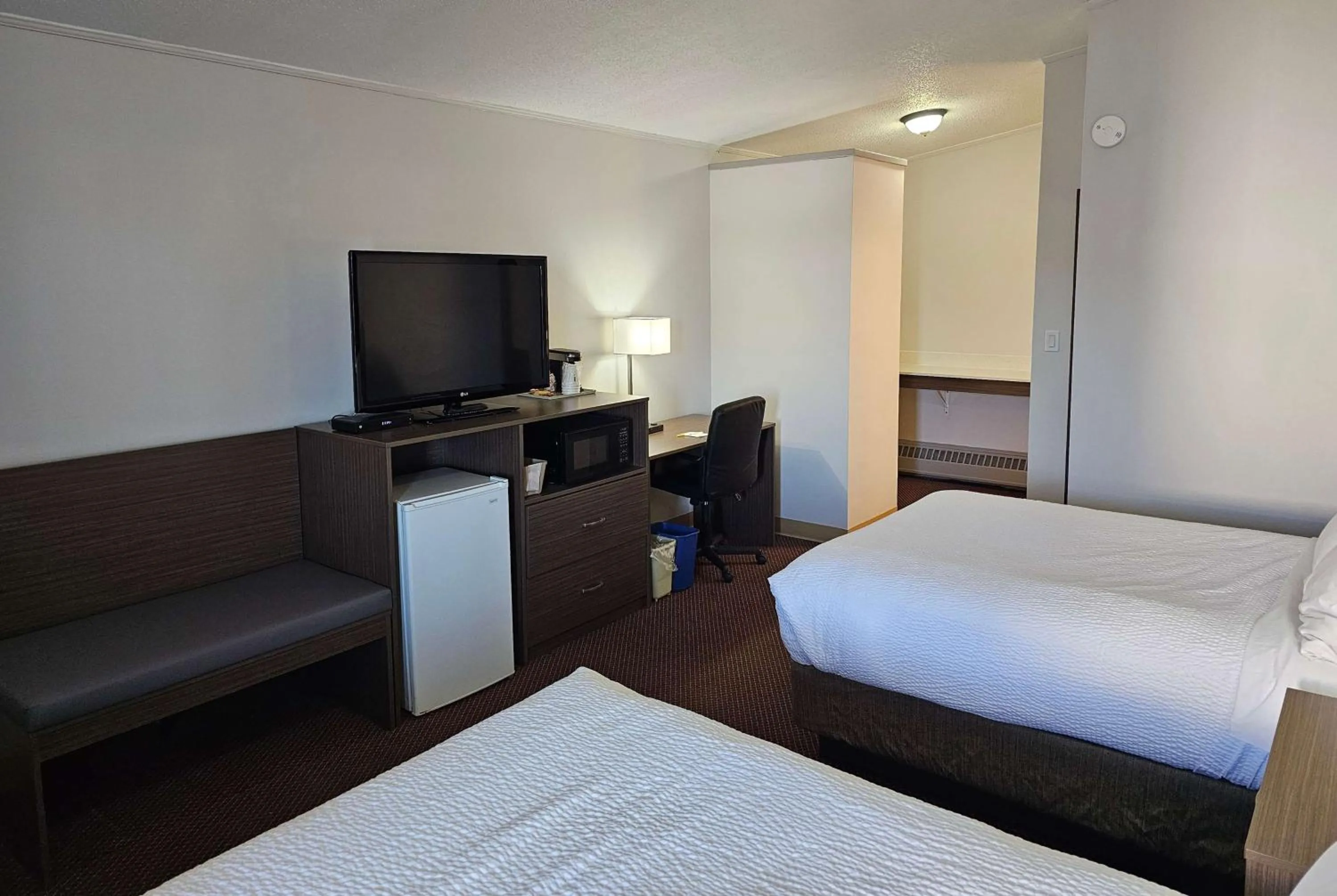 Photo of the whole room, Bed in Days Inn by Wyndham Swift Current